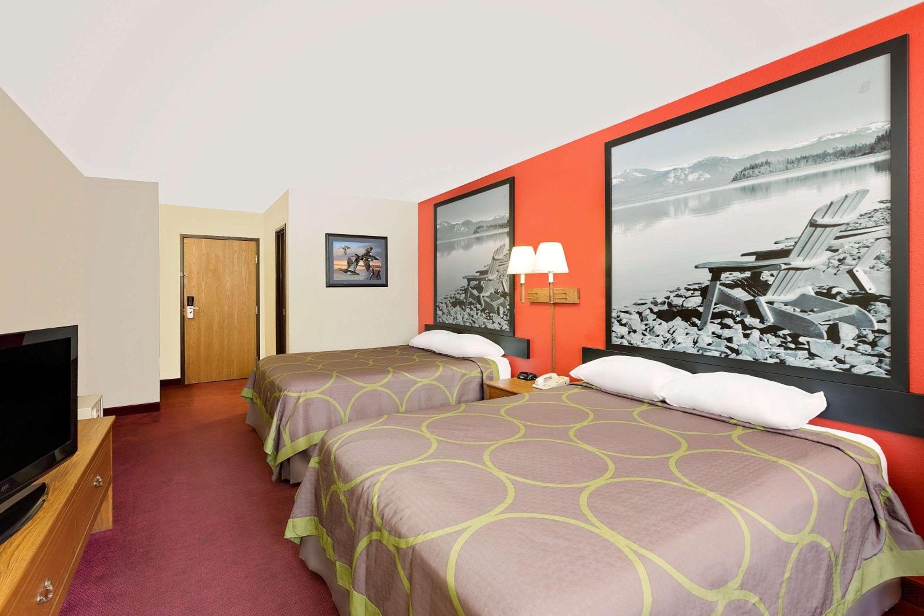 Super 8 by Wyndham Mound City view 4