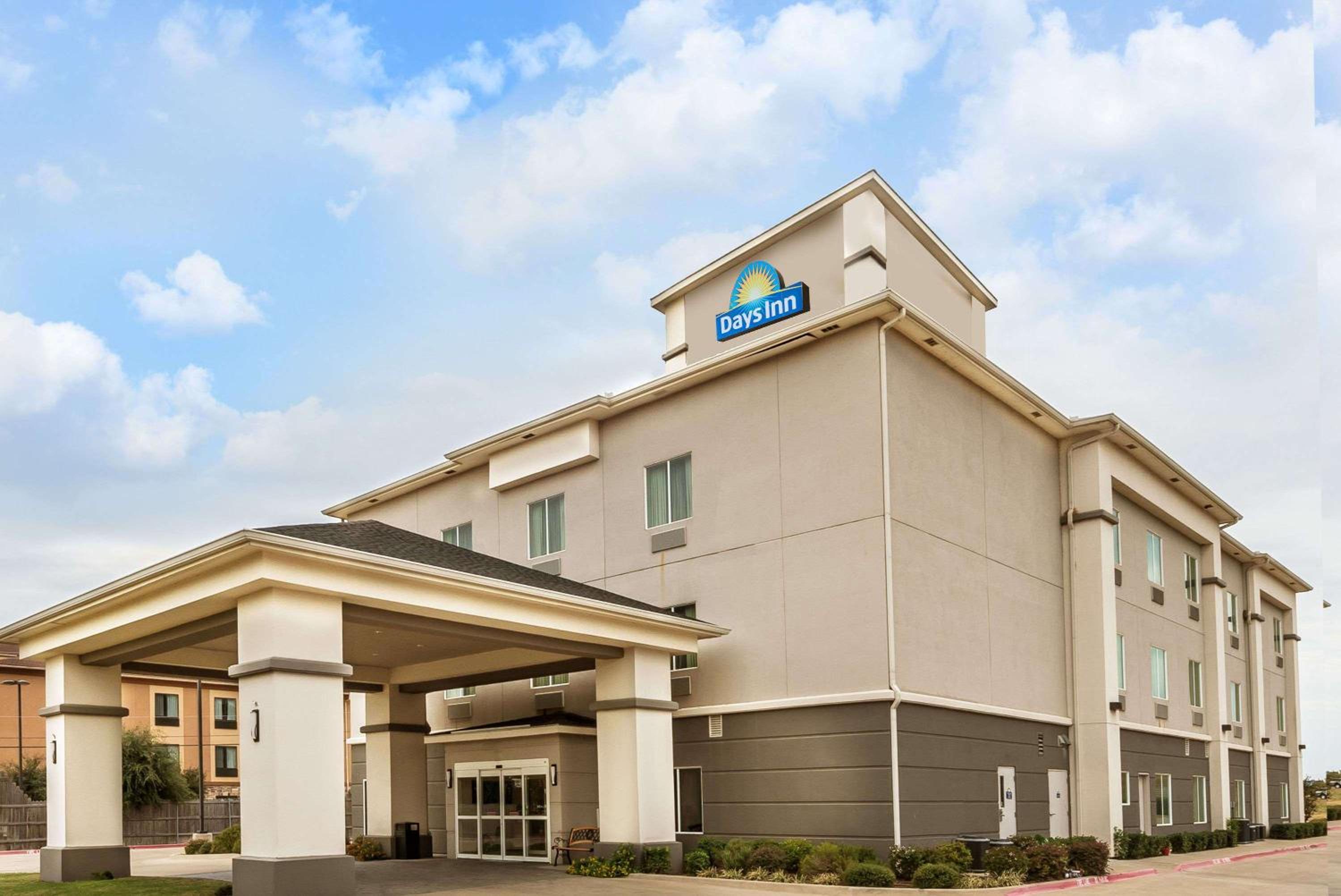 Mineral Wells Vacations - Days Inn  Suites by Wyndham Mineral Wells - Property Image 1