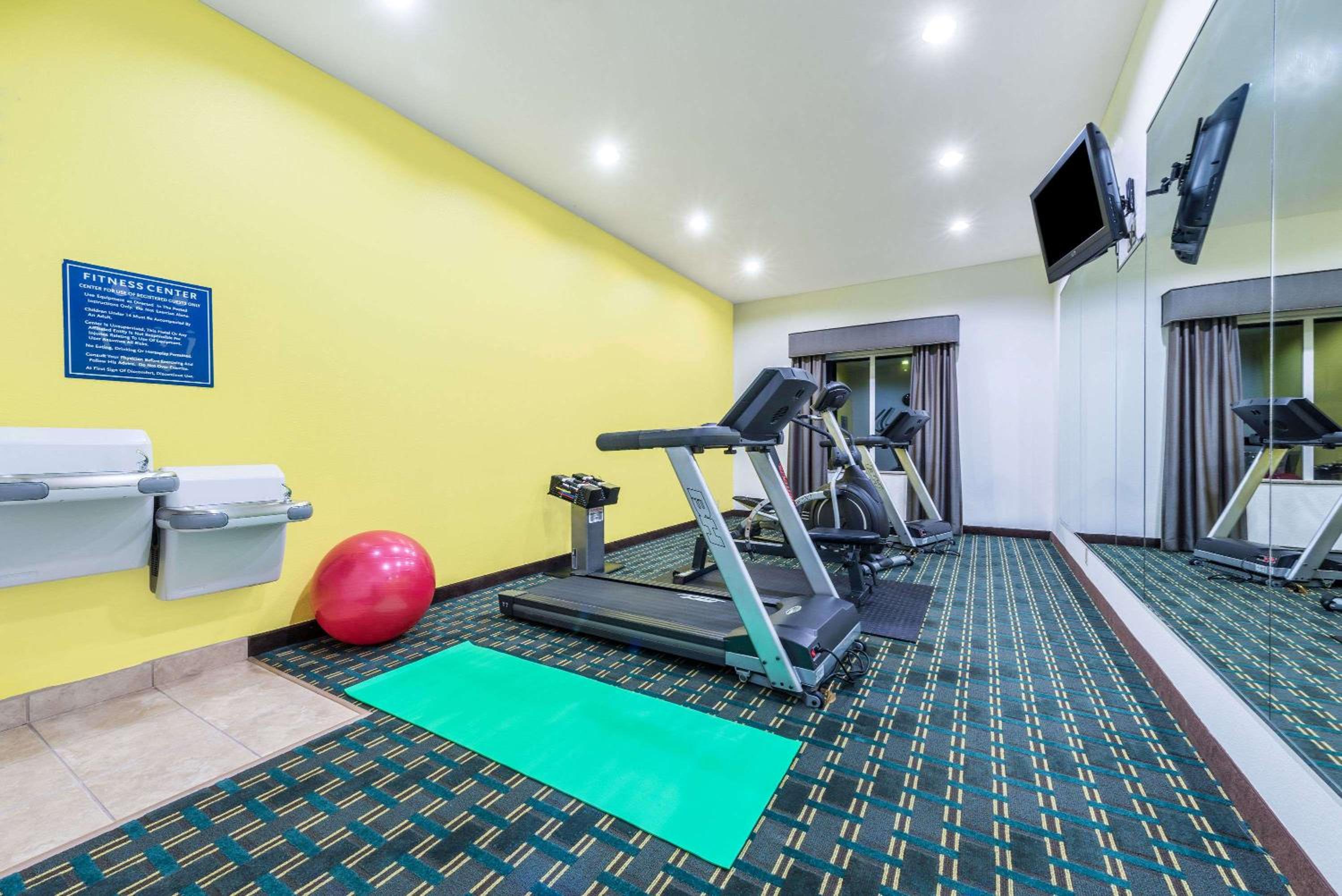 Mineral Wells Vacations - Days Inn  Suites by Wyndham Mineral Wells - Property Image 3