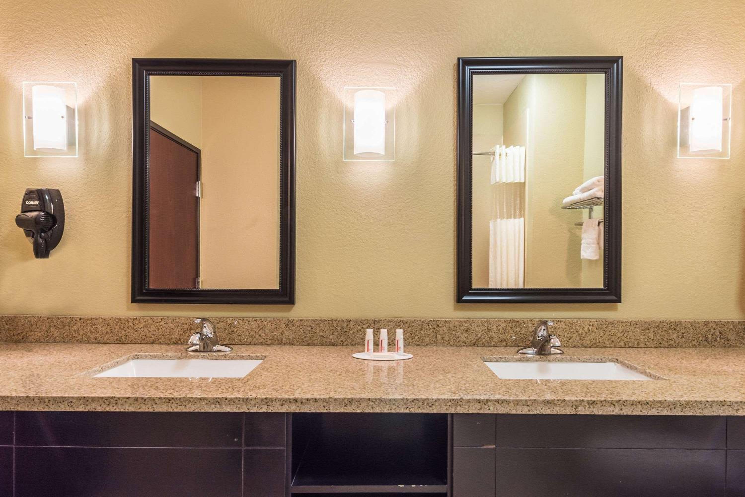 Mineral Wells Vacations - Days Inn  Suites by Wyndham Mineral Wells - Property Image 5
