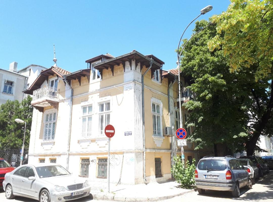 Top Center 4-Bedroom Apartment