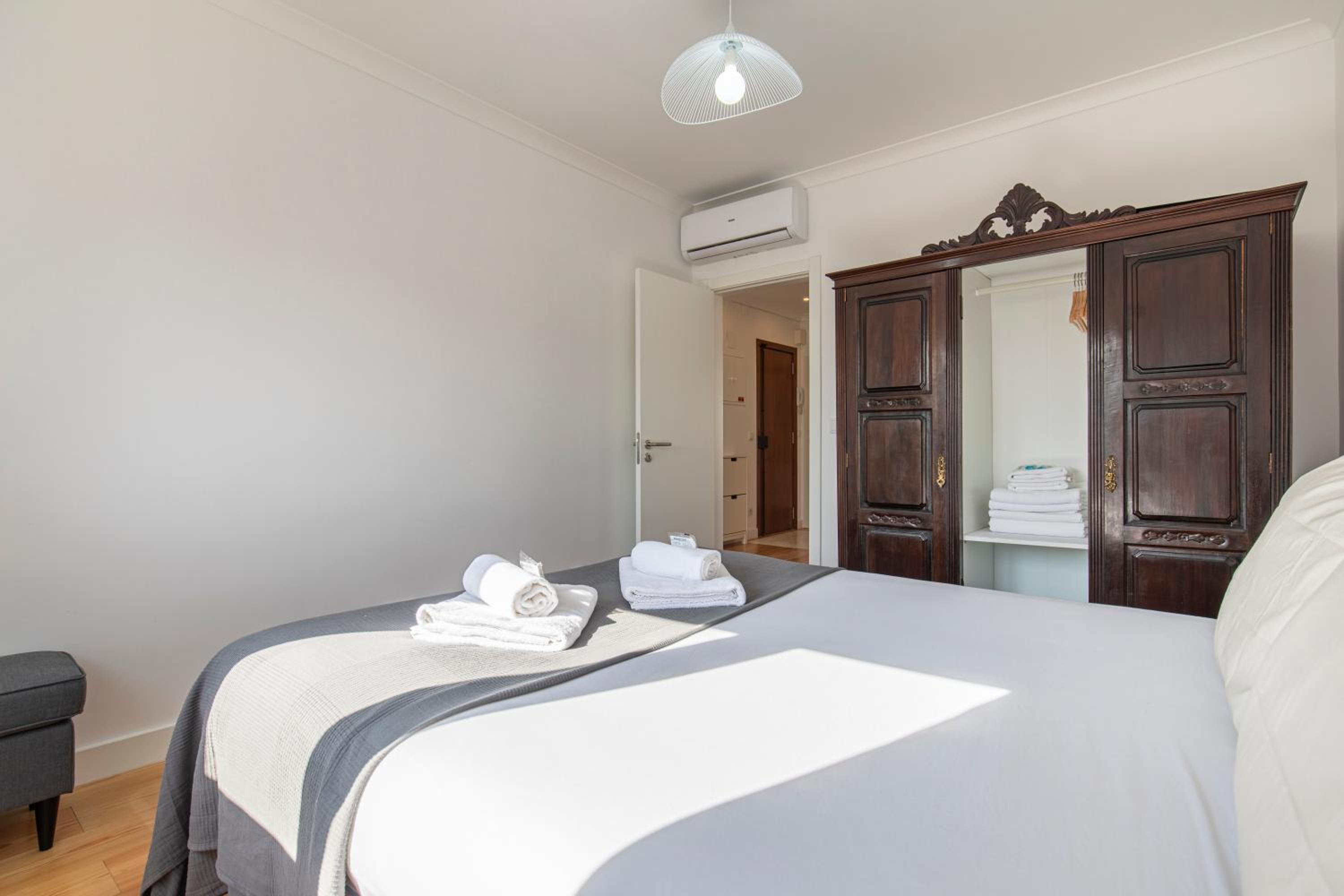 LovelyStay - Sunny 1BDR Apartment W/Terrace view 5