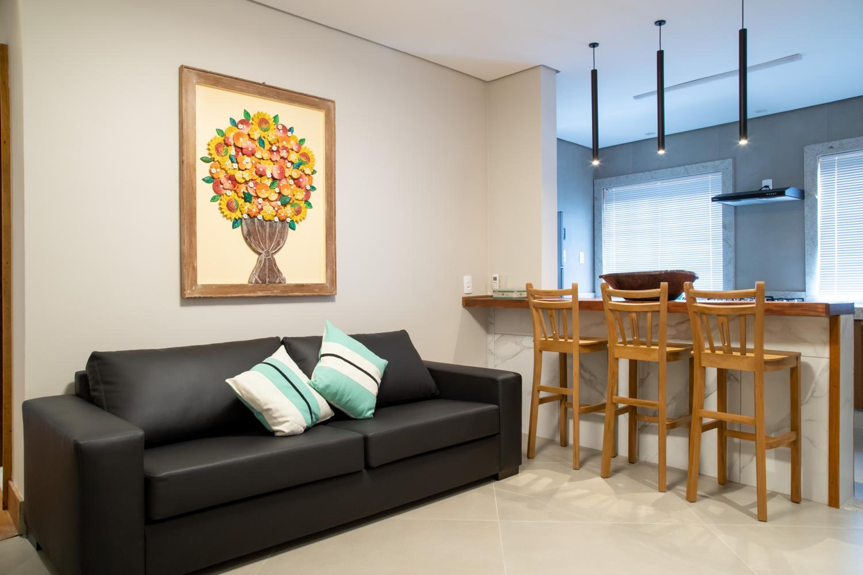 ESPAÇO 250 - Apto mobiliado, 3 quartos, sendo uma suíte, banheiro social, cozinha completa, sala de estar, ar condicionado, tv e internet