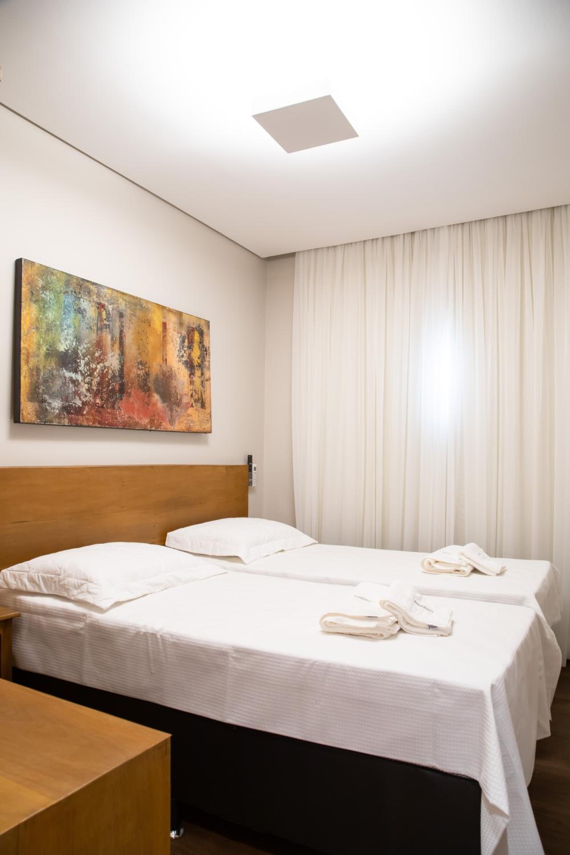 ESPAÇO 250 - Apto mobiliado, 3 quartos, sendo uma suíte, banheiro social, cozinha completa, sala de estar, ar condicionado, tv e internet