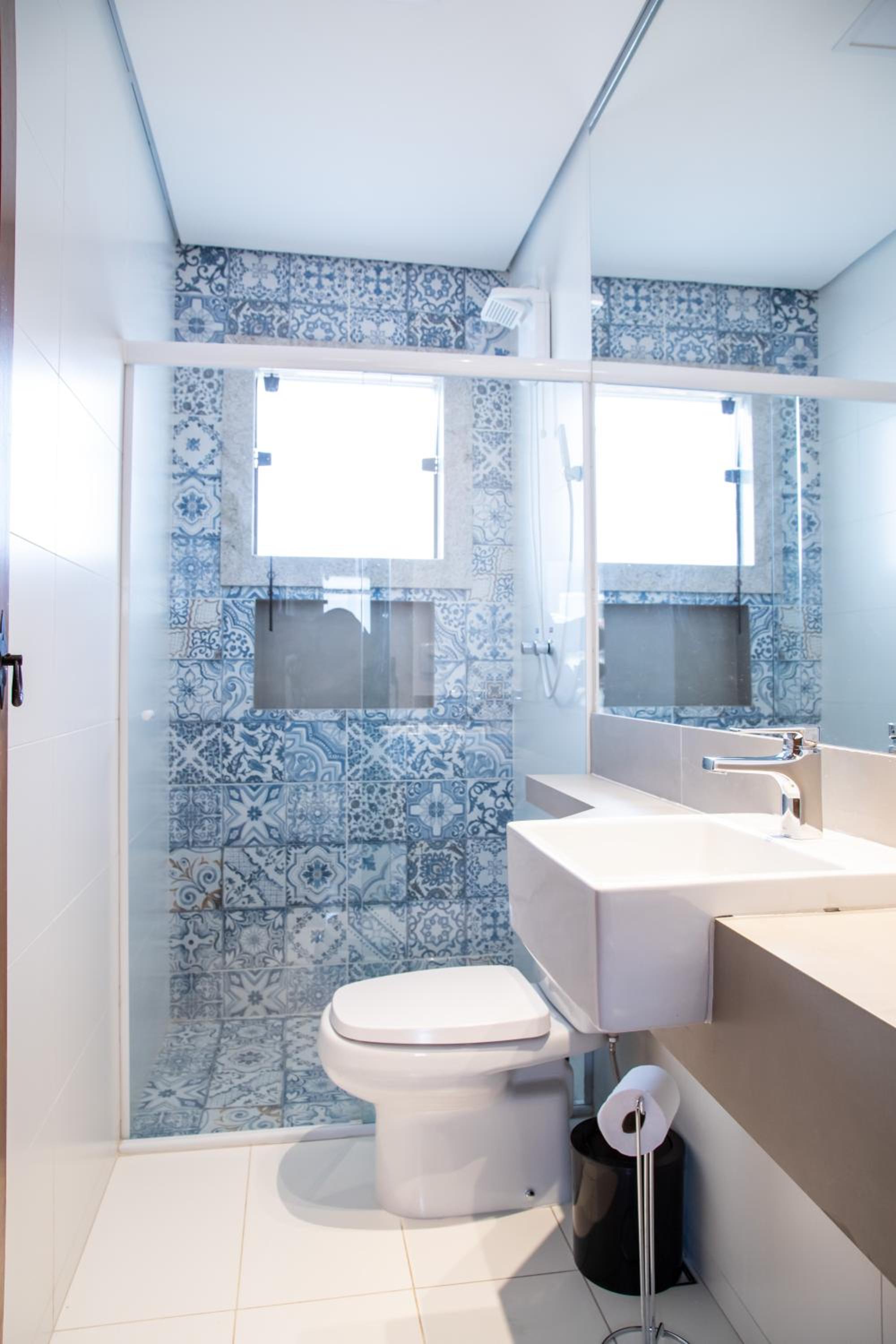 ESPAÇO 250 - Apto mobiliado, 3 quartos, sendo uma suíte, banheiro social, cozinha completa, sala de estar, ar condicionado, tv e internet