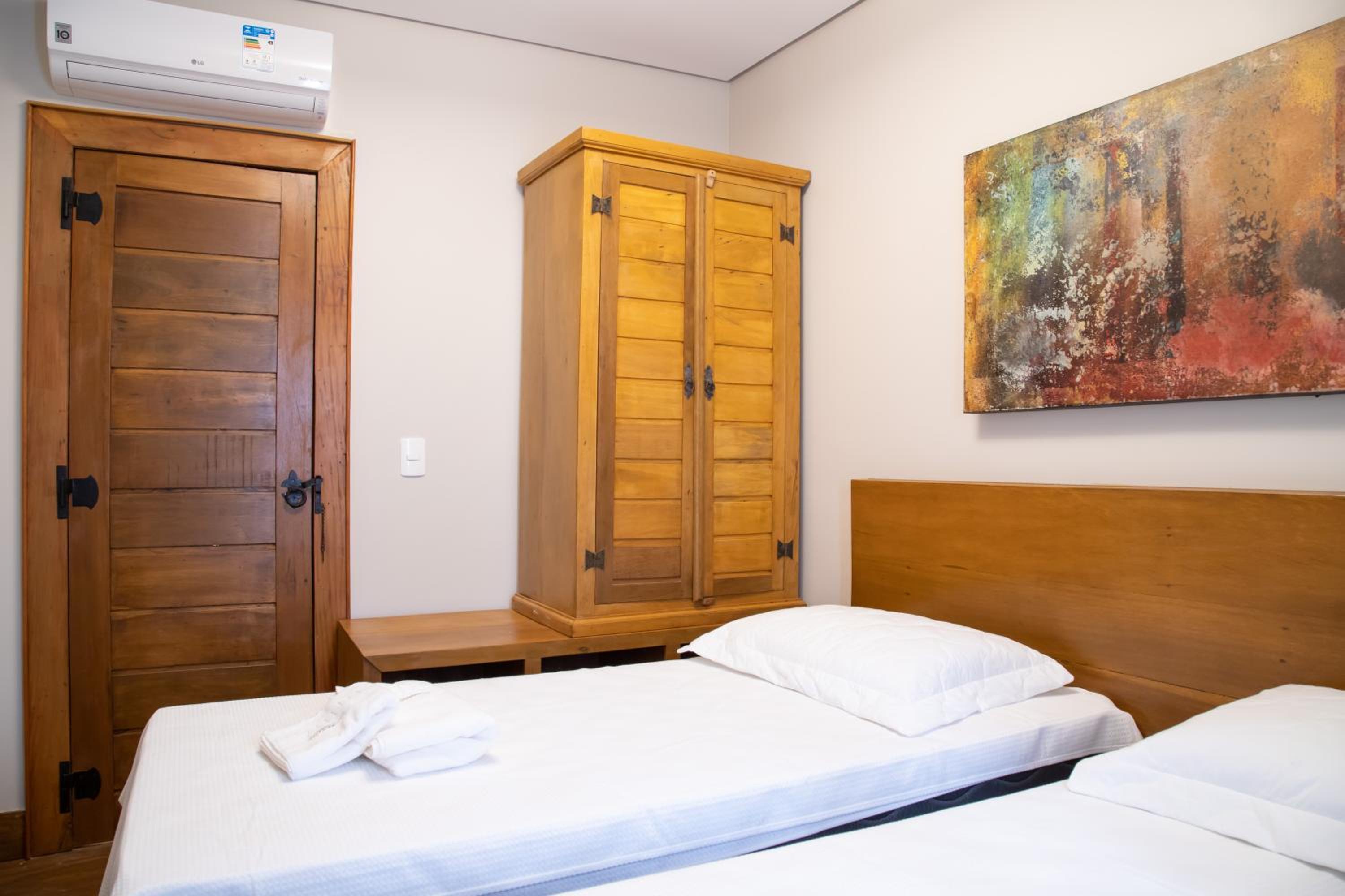 ESPAÇO 250 - Apto mobiliado, 3 quartos, sendo uma suíte, banheiro social, cozinha completa, sala de estar, ar condicionado, tv e internet