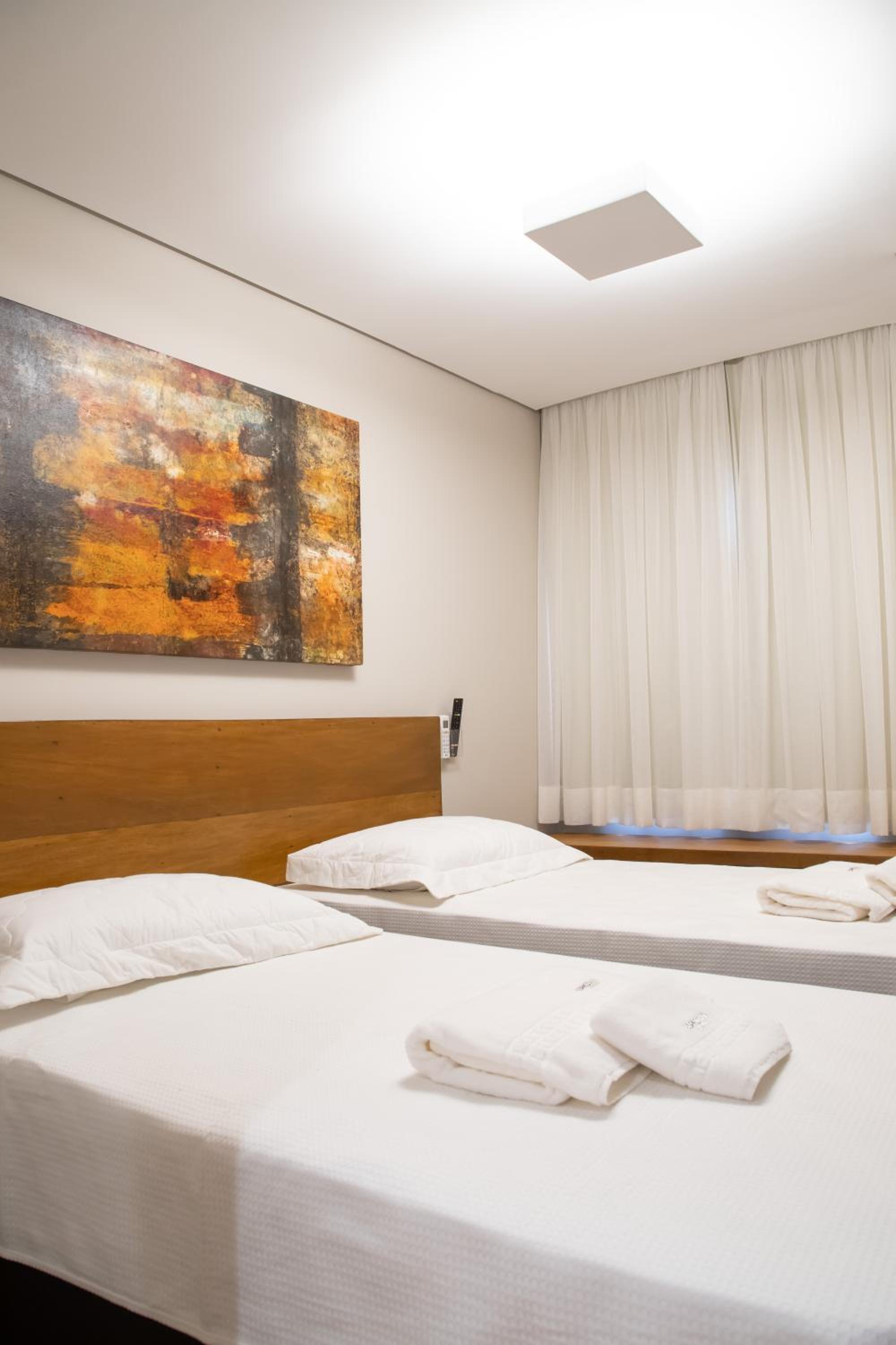 ESPAÇO 250 - Apto mobiliado, 3 quartos, sendo uma suíte, banheiro social, cozinha completa, sala de estar, ar condicionado, tv e internet