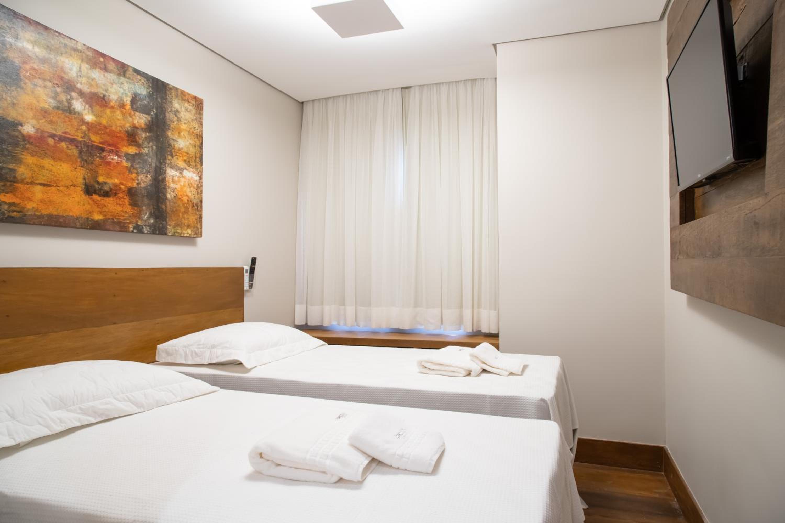 ESPAÇO 250 - Apto mobiliado, 3 quartos, sendo uma suíte, banheiro social, cozinha completa, sala de estar, ar condicionado, tv e internet