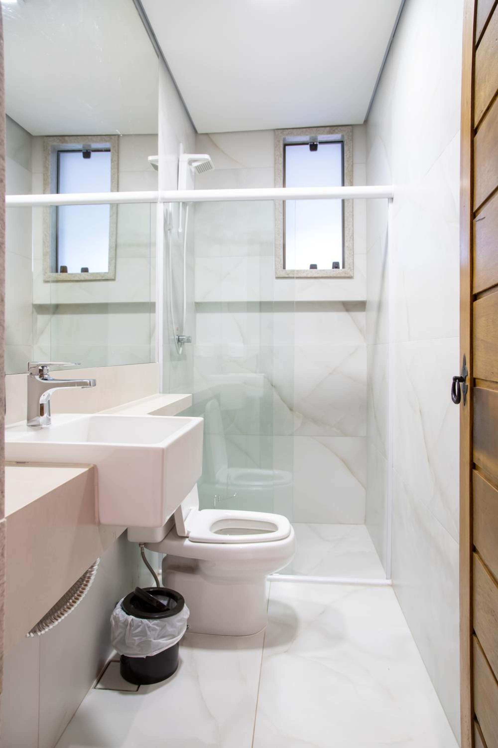 ESPAÇO 250 - Apto mobiliado, 3 quartos, sendo uma suíte, banheiro social, cozinha completa, sala de estar, ar condicionado, tv e internet