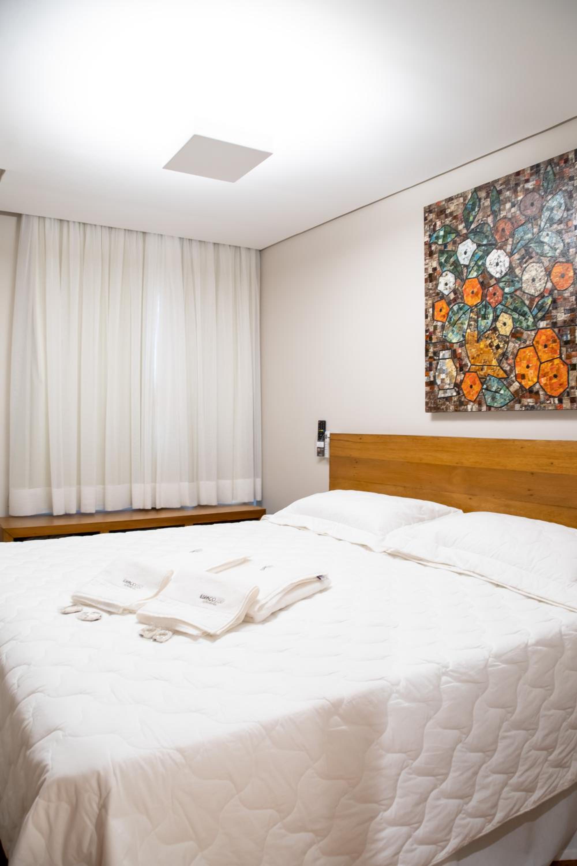ESPAÇO 250 - Apto mobiliado, 3 quartos, sendo uma suíte, banheiro social, cozinha completa, sala de estar, ar condicionado, tv e internet