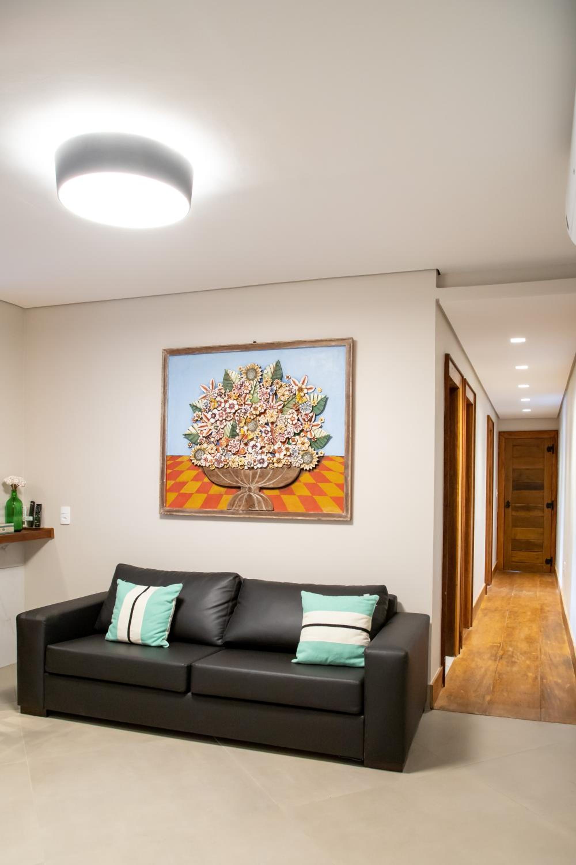 ESPAÇO 250 - Apto mobiliado, 3 quartos, sendo uma suíte, banheiro social, cozinha completa, sala de estar, ar condicionado, tv e internet
