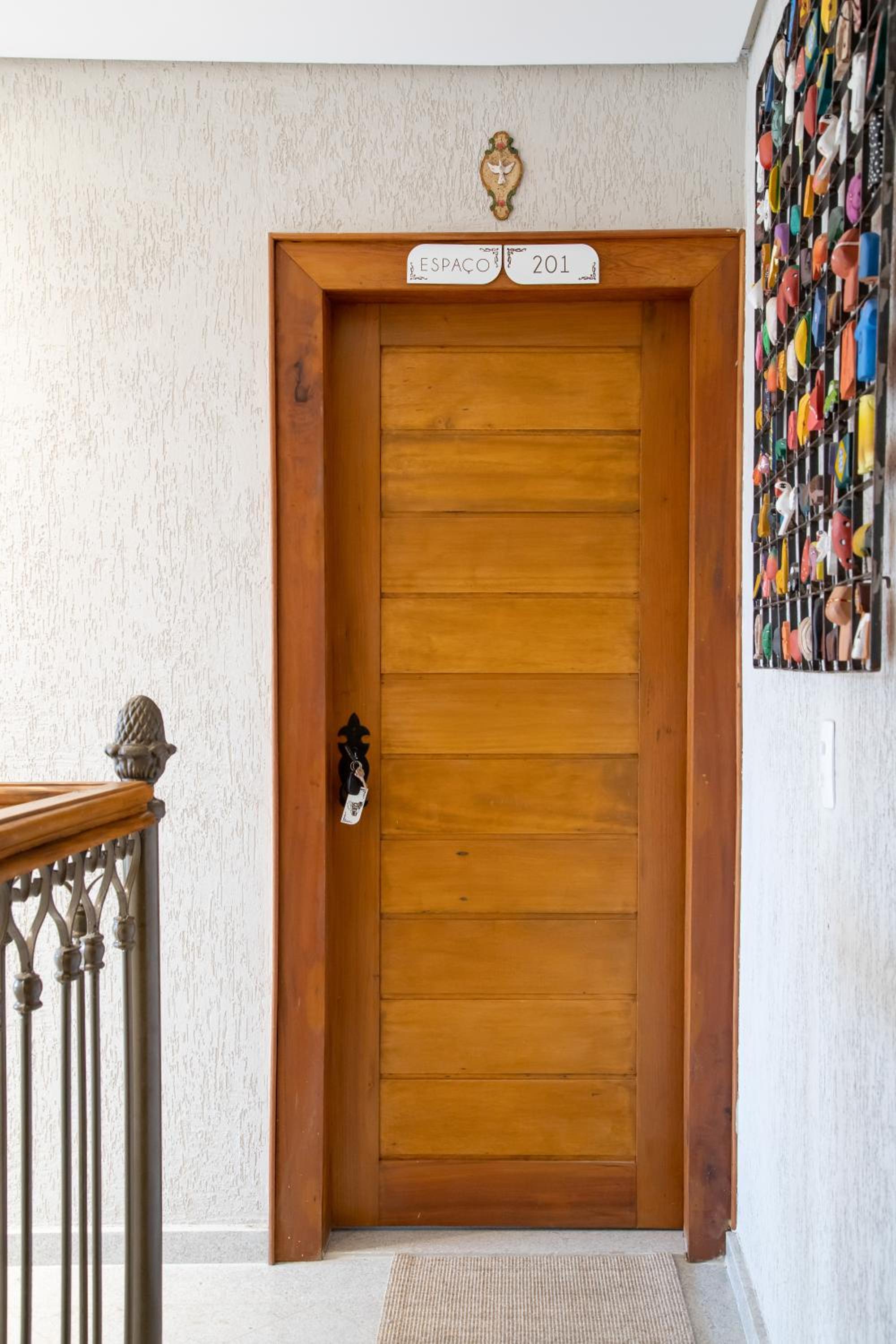 ESPAÇO 250 - Apto mobiliado, 3 quartos, sendo uma suíte, banheiro social, cozinha completa, sala de estar, ar condicionado, tv e internet