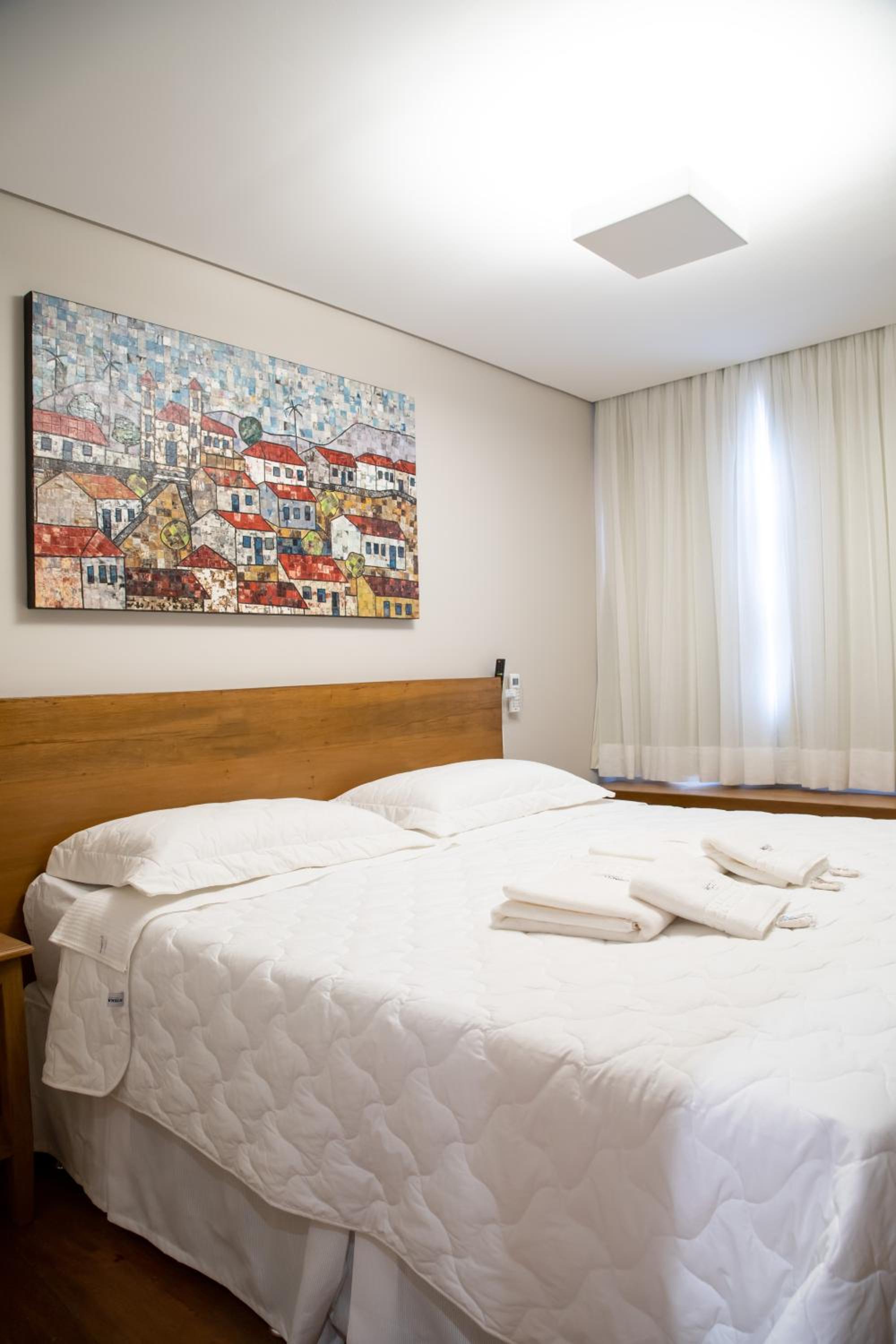 ESPAÇO 250 - Apto mobiliado, 3 quartos, sendo uma suíte, banheiro social, cozinha completa, sala de estar, ar condicionado, tv e internet