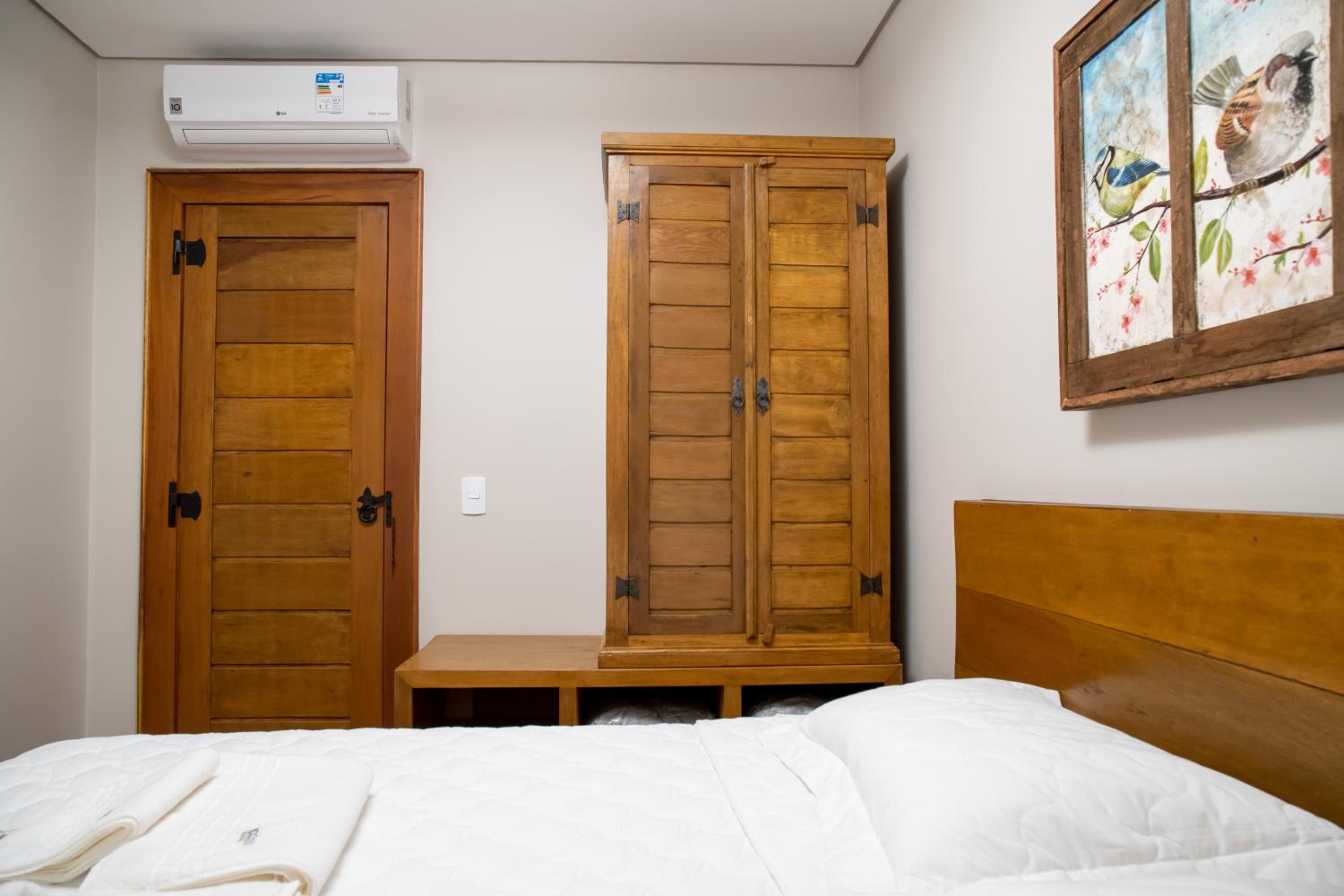 ESPAÇO 250 - Apto mobiliado, 3 quartos, sendo uma suíte, banheiro social, cozinha completa, sala de estar, ar condicionado, tv e internet