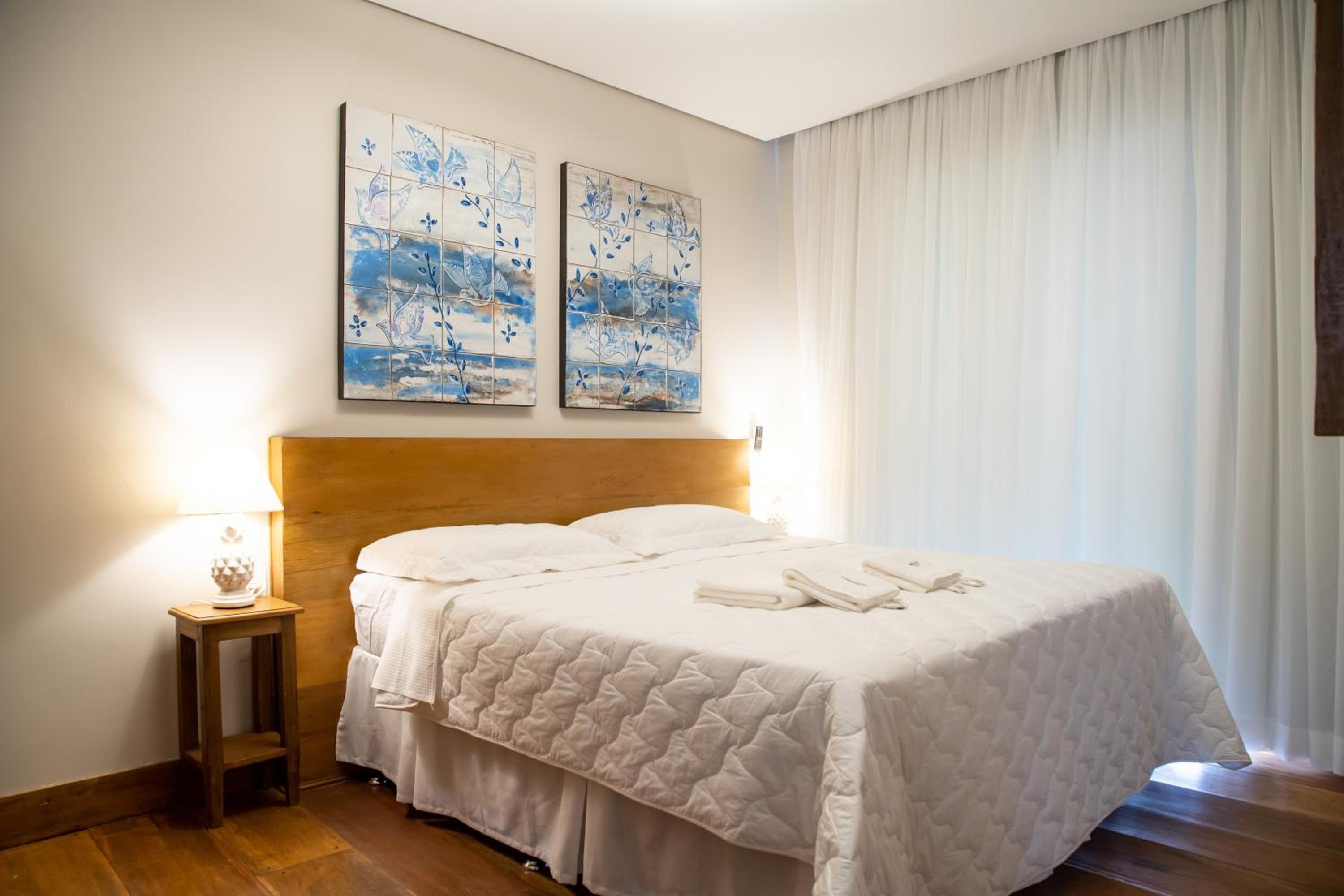 ESPAÇO 250 - Apto mobiliado, 3 quartos, sendo uma suíte, banheiro social, cozinha completa, sala de estar, ar condicionado, tv e internet