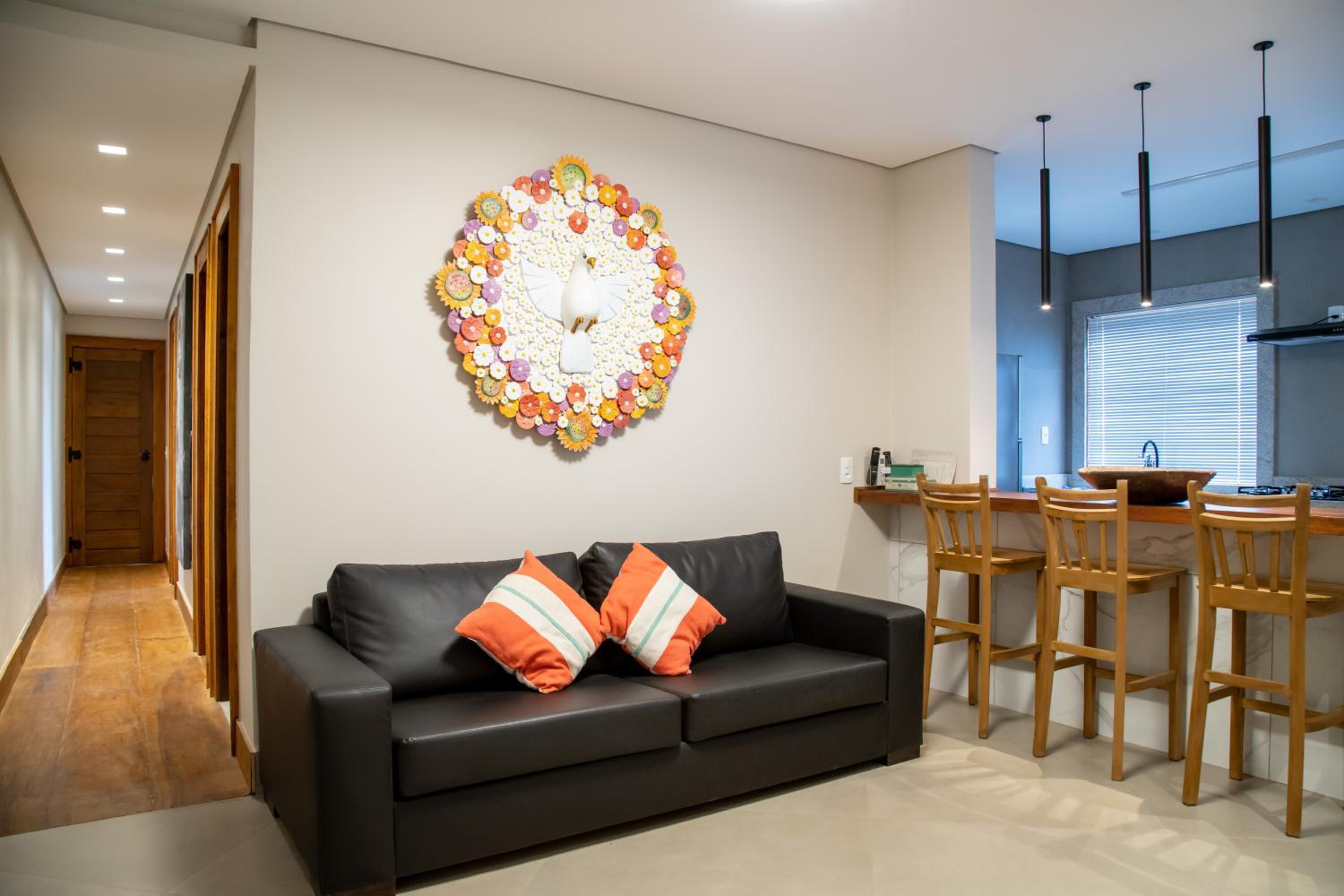 ESPAÇO 250 - Apto mobiliado, 3 quartos, sendo uma suíte, banheiro social, cozinha completa, sala de estar, ar condicionado, tv e internet