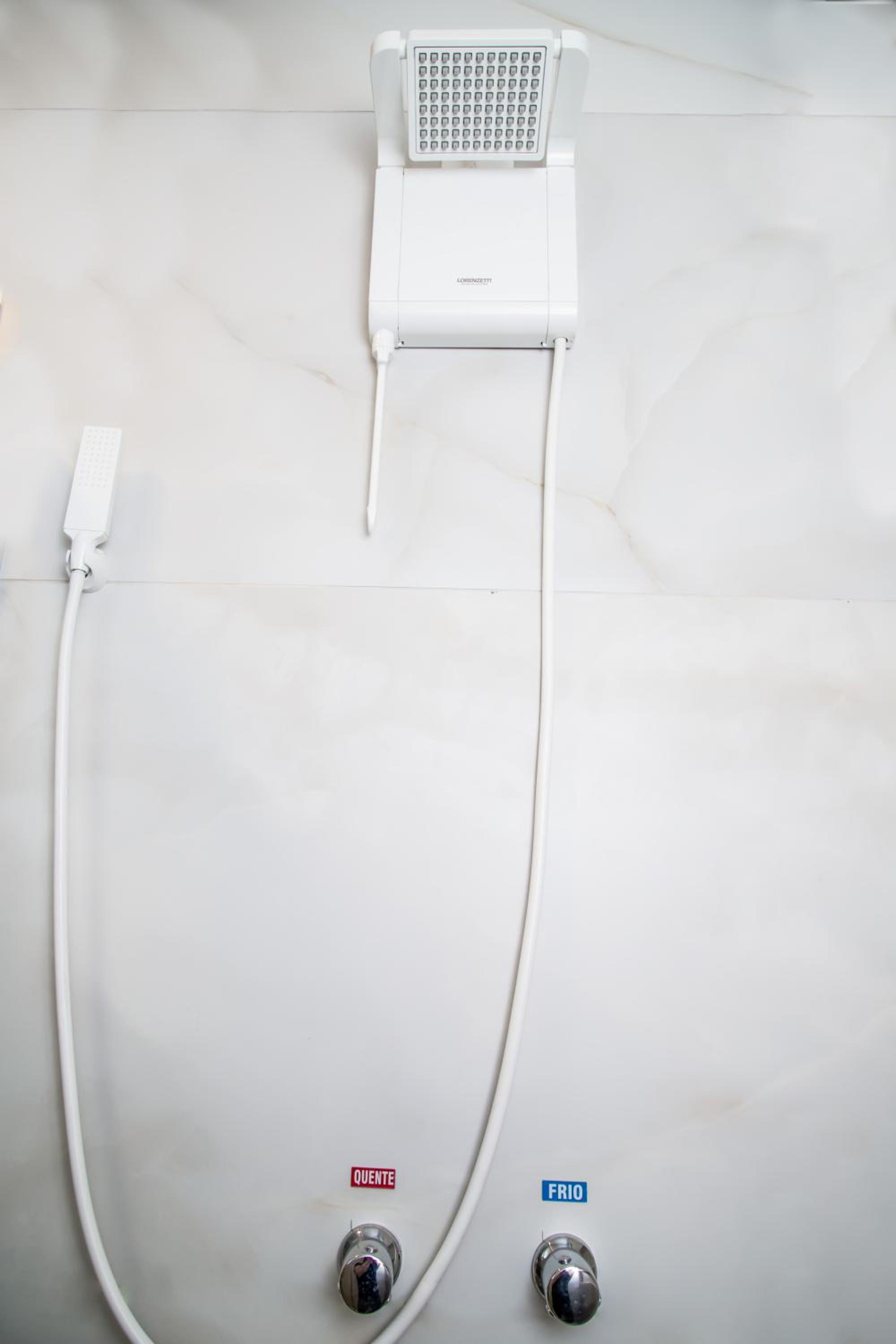ESPAÇO 250 - Apto mobiliado, 3 quartos, sendo uma suíte, banheiro social, cozinha completa, sala de estar, ar condicionado, tv e internet