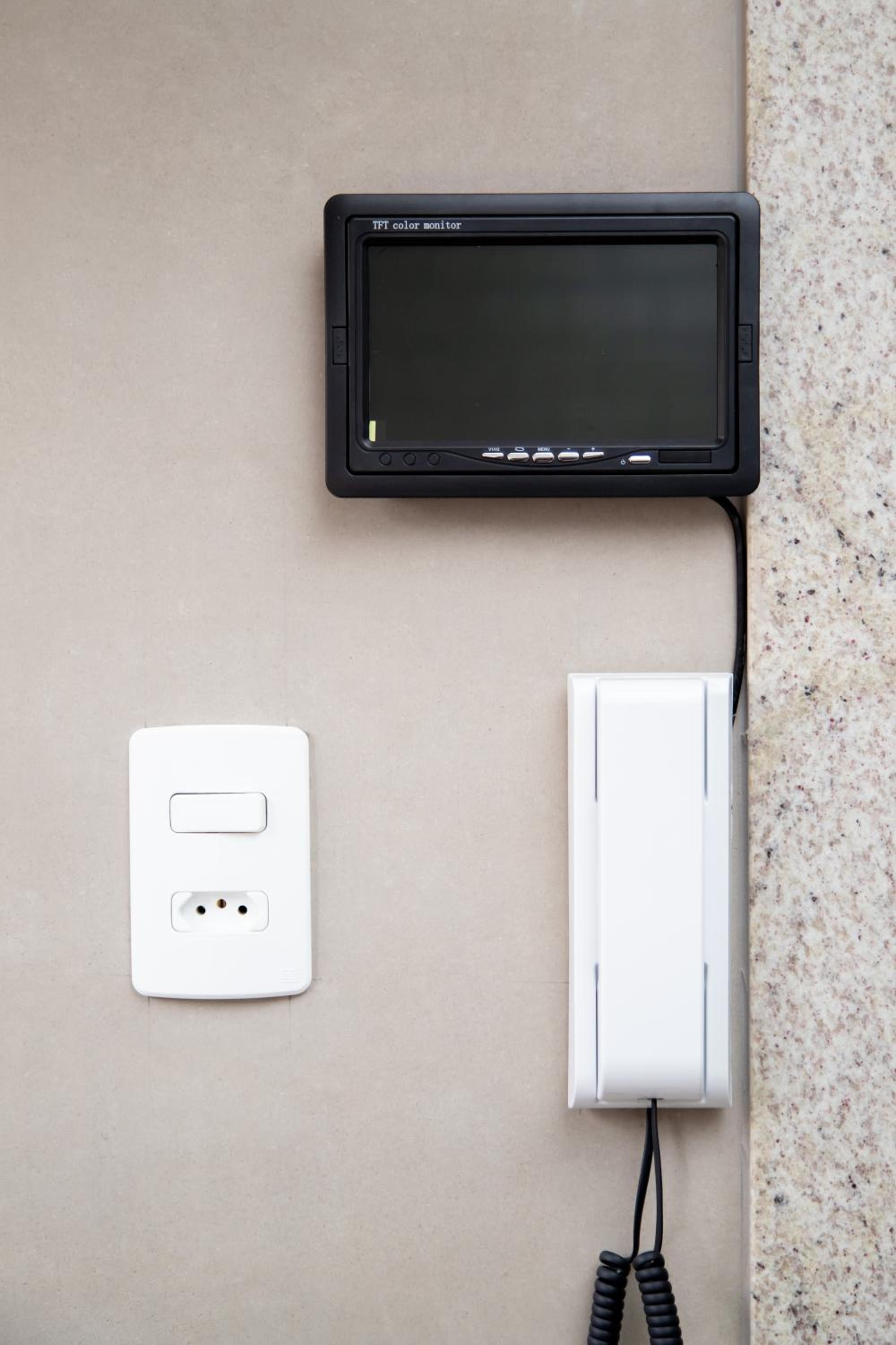 ESPAÇO 250 - Apto mobiliado, 3 quartos, sendo uma suíte, banheiro social, cozinha completa, sala de estar, ar condicionado, tv e internet
