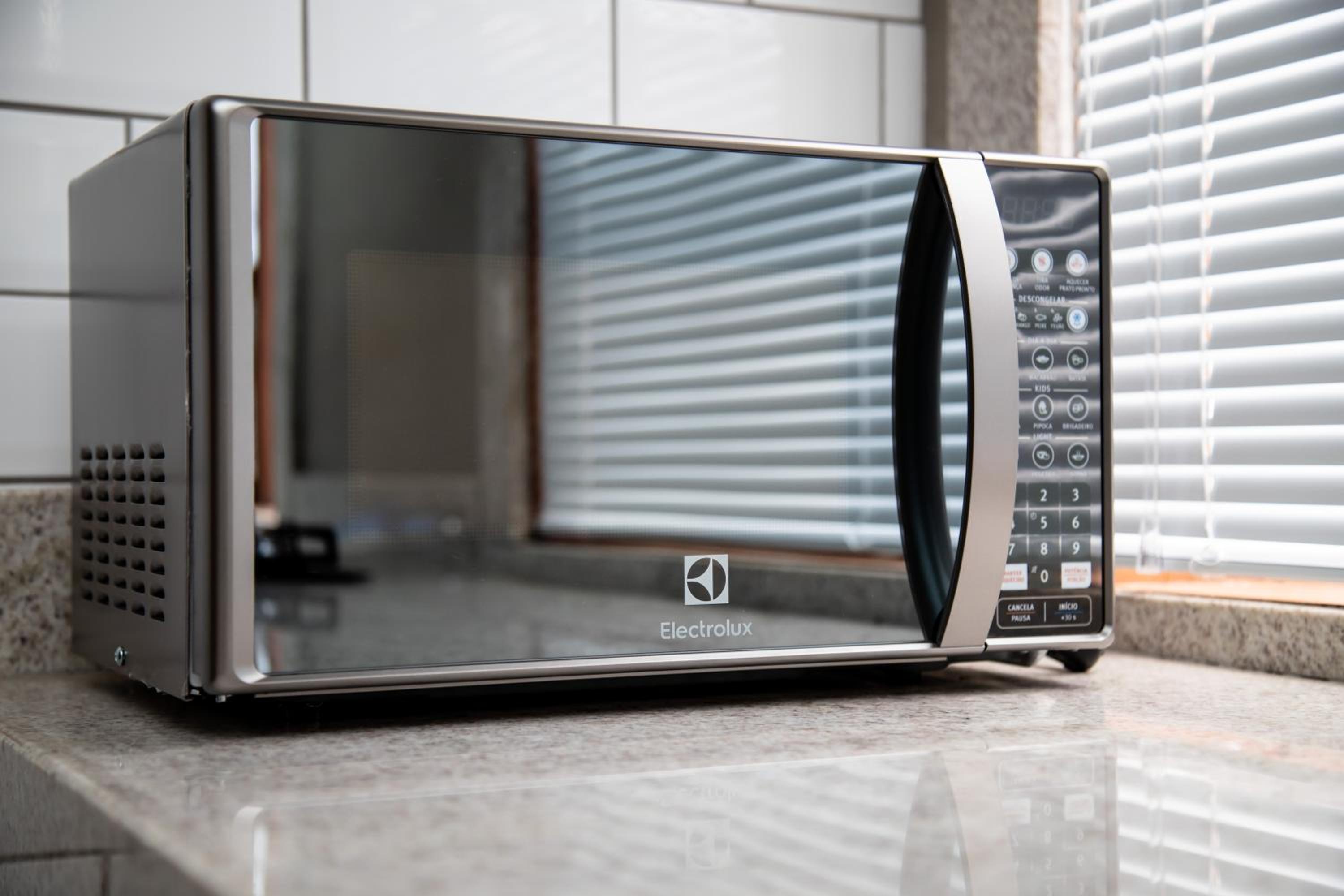 ESPAÇO 250 - Apto mobiliado, 3 quartos, sendo uma suíte, banheiro social, cozinha completa, sala de estar, ar condicionado, tv e internet