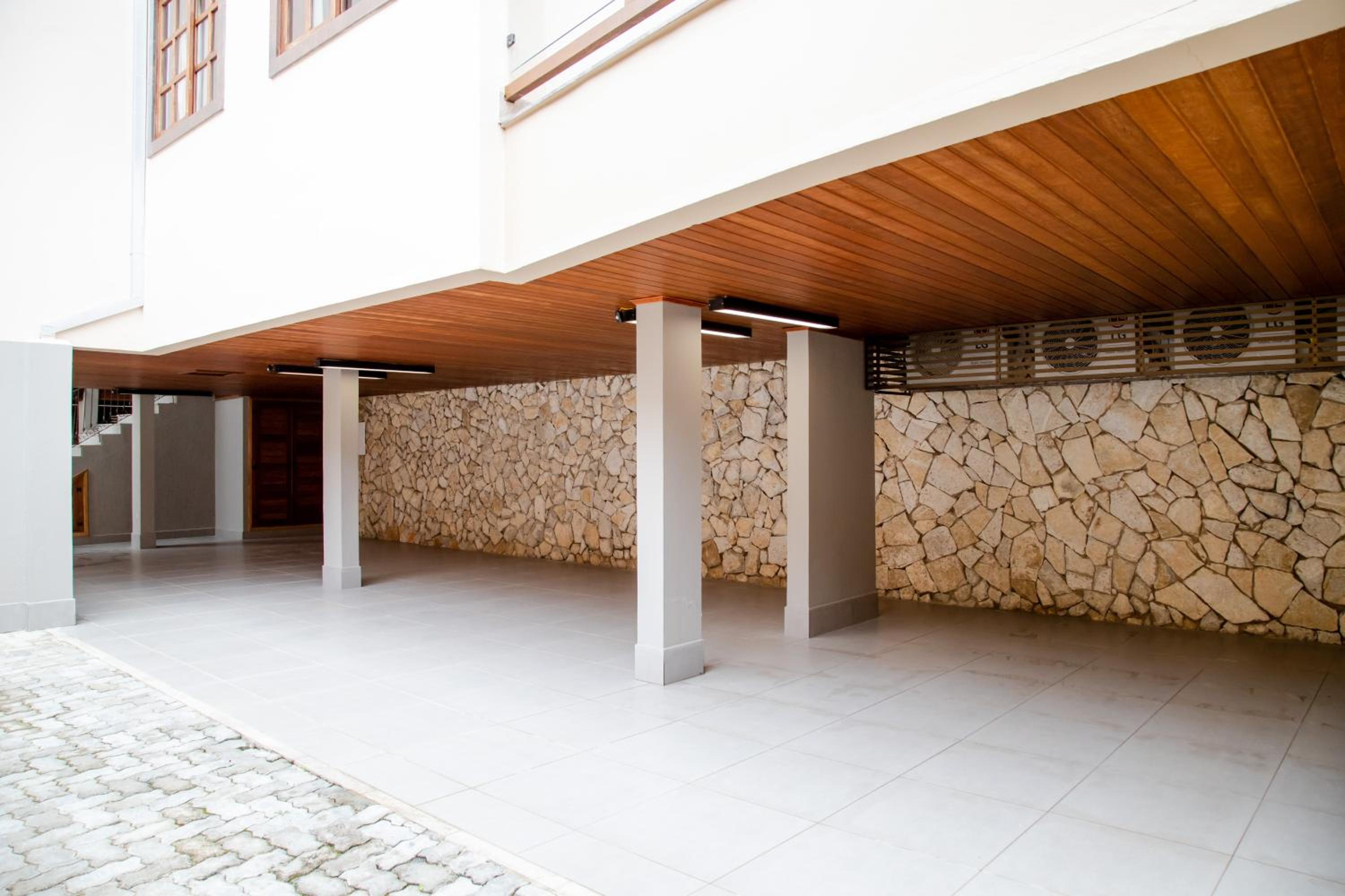 ESPAÇO 250 - Apto mobiliado, 3 quartos, sendo uma suíte, banheiro social, cozinha completa, sala de estar, ar condicionado, tv e internet