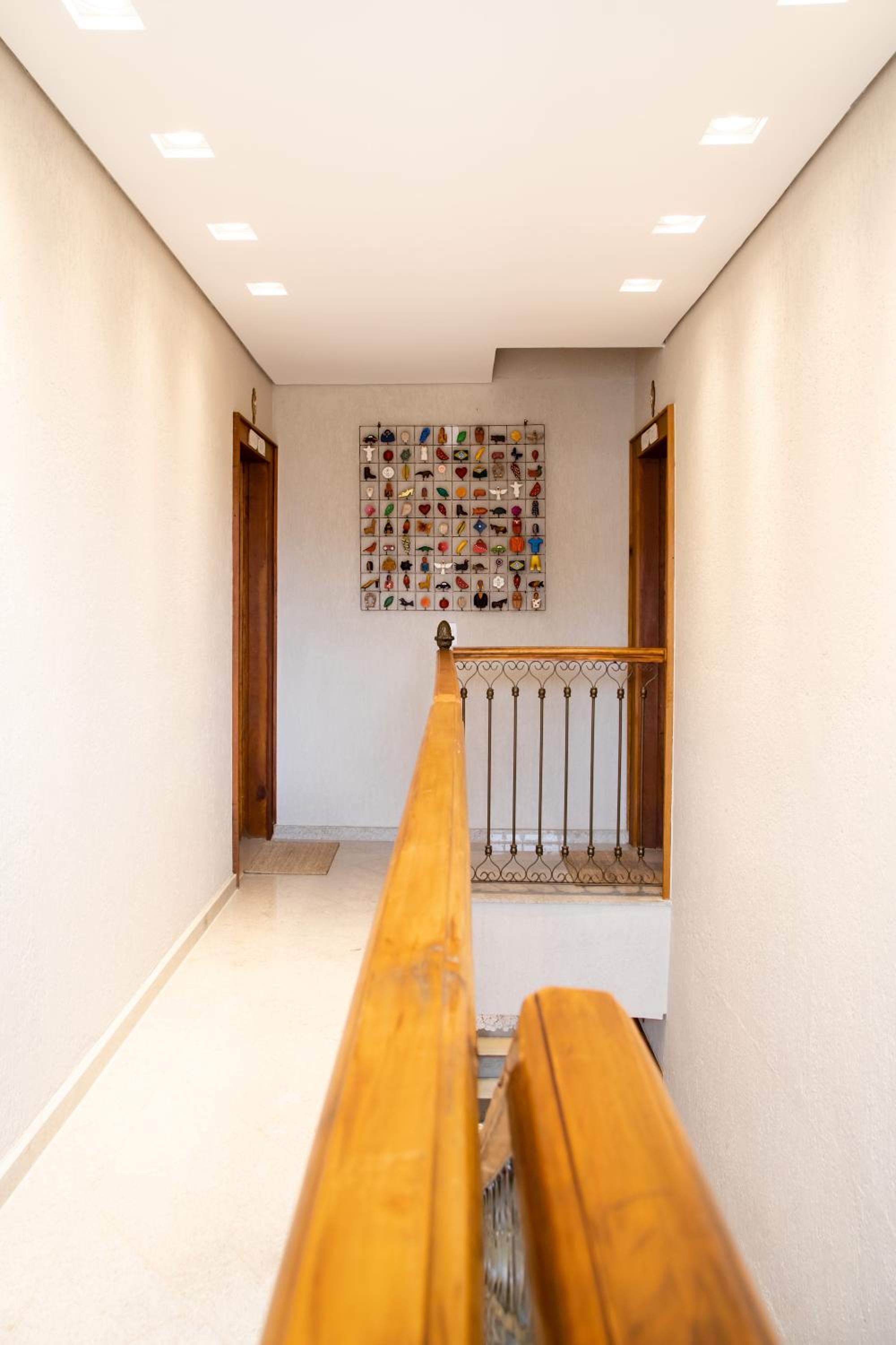 ESPAÇO 250 - Apto mobiliado, 3 quartos, sendo uma suíte, banheiro social, cozinha completa, sala de estar, ar condicionado, tv e internet