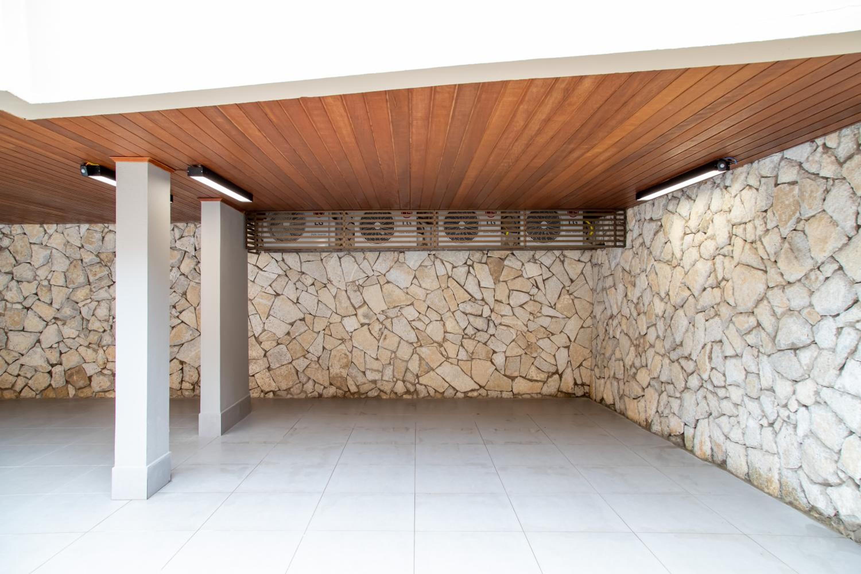 ESPAÇO 250 - Apto mobiliado, 3 quartos, sendo uma suíte, banheiro social, cozinha completa, sala de estar, ar condicionado, tv e internet