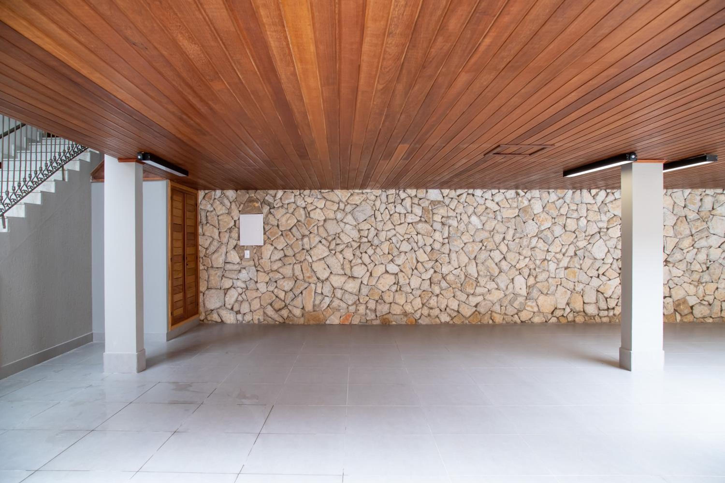 ESPAÇO 250 - Apto mobiliado, 3 quartos, sendo uma suíte, banheiro social, cozinha completa, sala de estar, ar condicionado, tv e internet