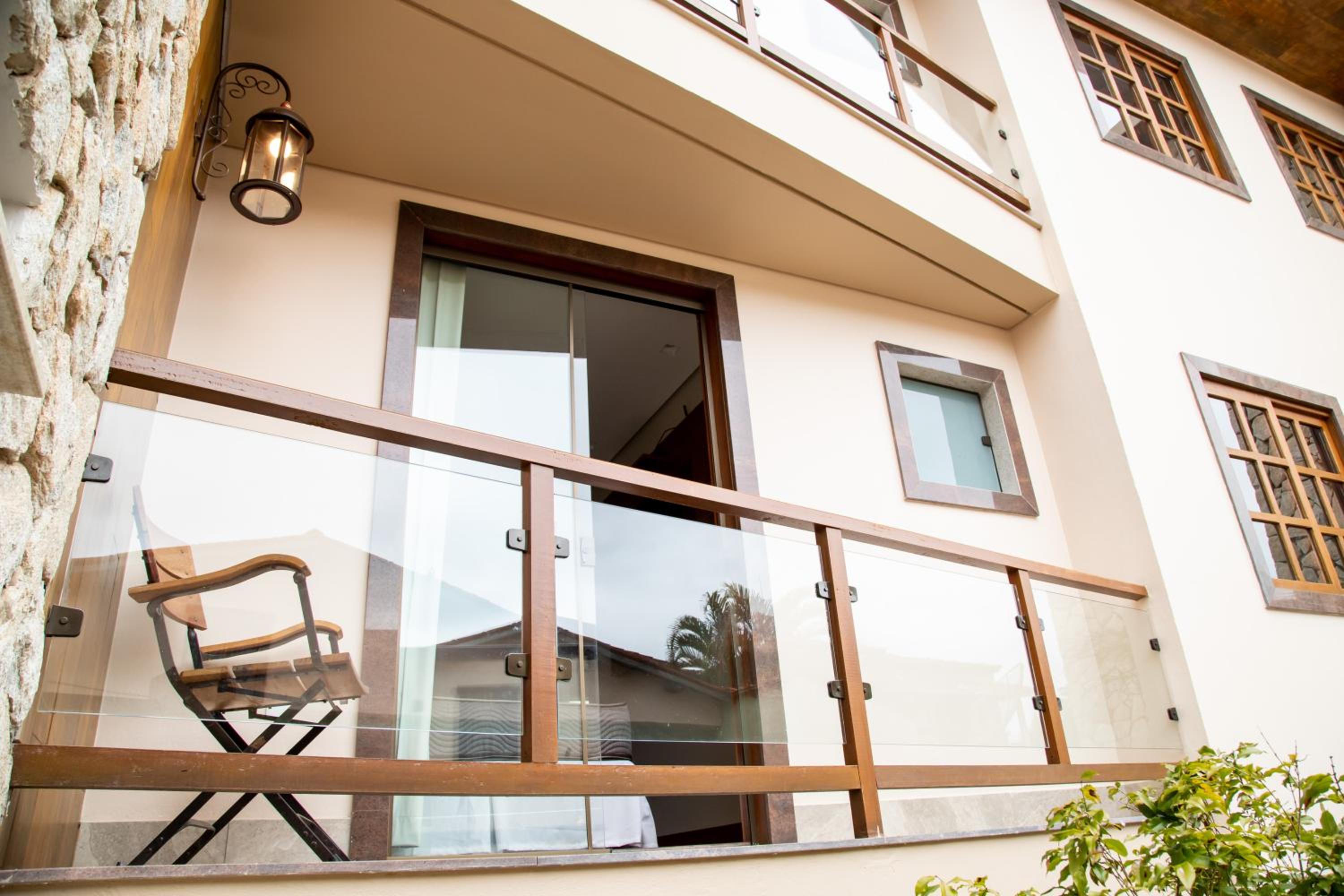 ESPAÇO 250 - Apto mobiliado, 3 quartos, sendo uma suíte, banheiro social, cozinha completa, sala de estar, ar condicionado, tv e internet