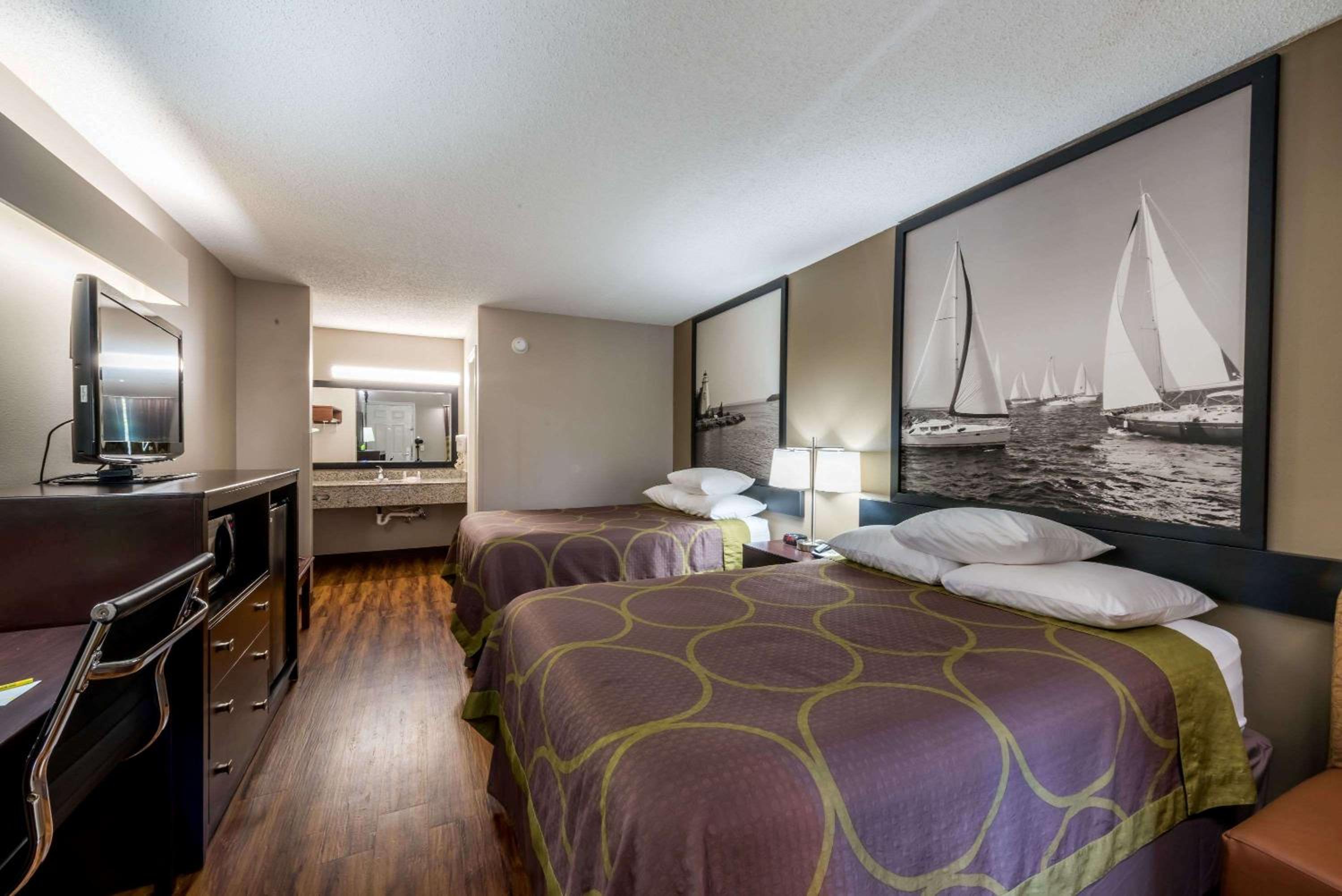 Super 8 by Wyndham Alexander City - Property Image 15