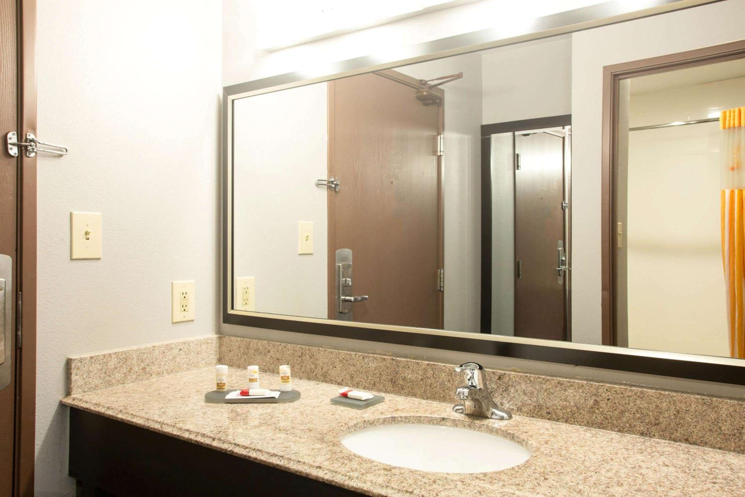 St Louis Vacations - La Quinta Inn by Wyndham St. Louis Hazelwood - Airport North - Property Image 5