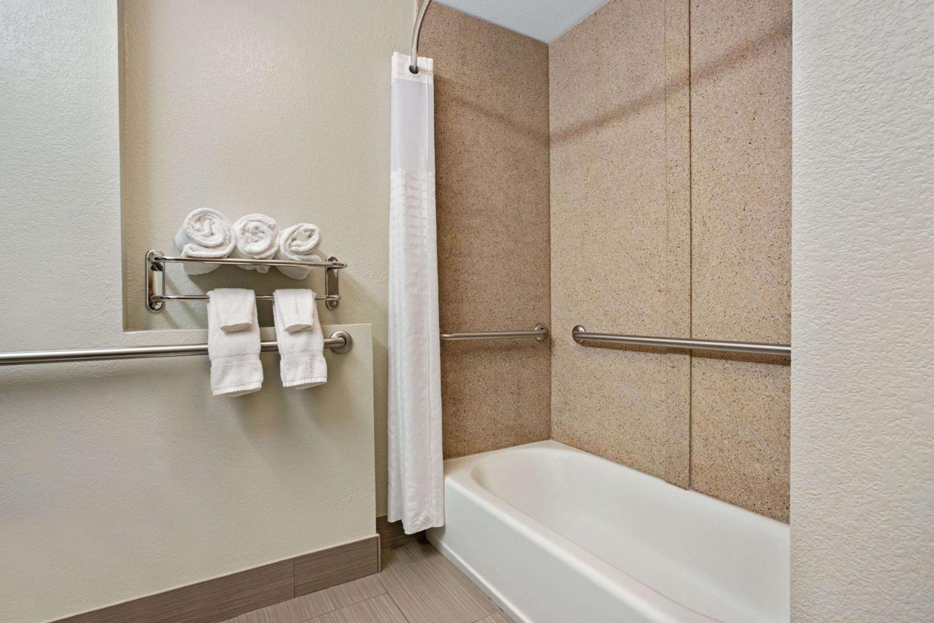 Palestine Vacations - La Quinta by Wyndham Palestine - Property Image 3