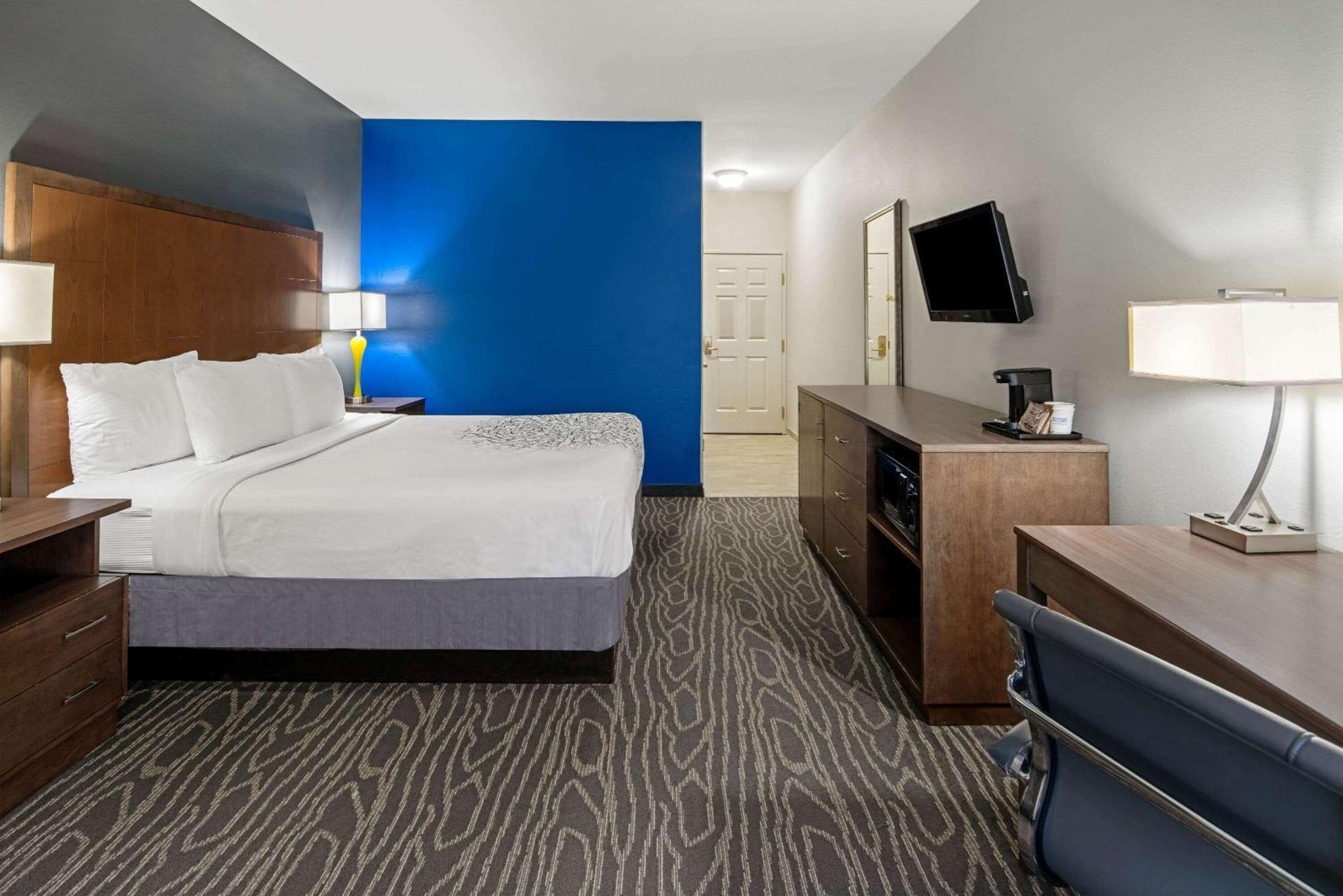 La Quinta Inn  Suites by Wyndham Mercedes Outlet Mall - Property Image 12