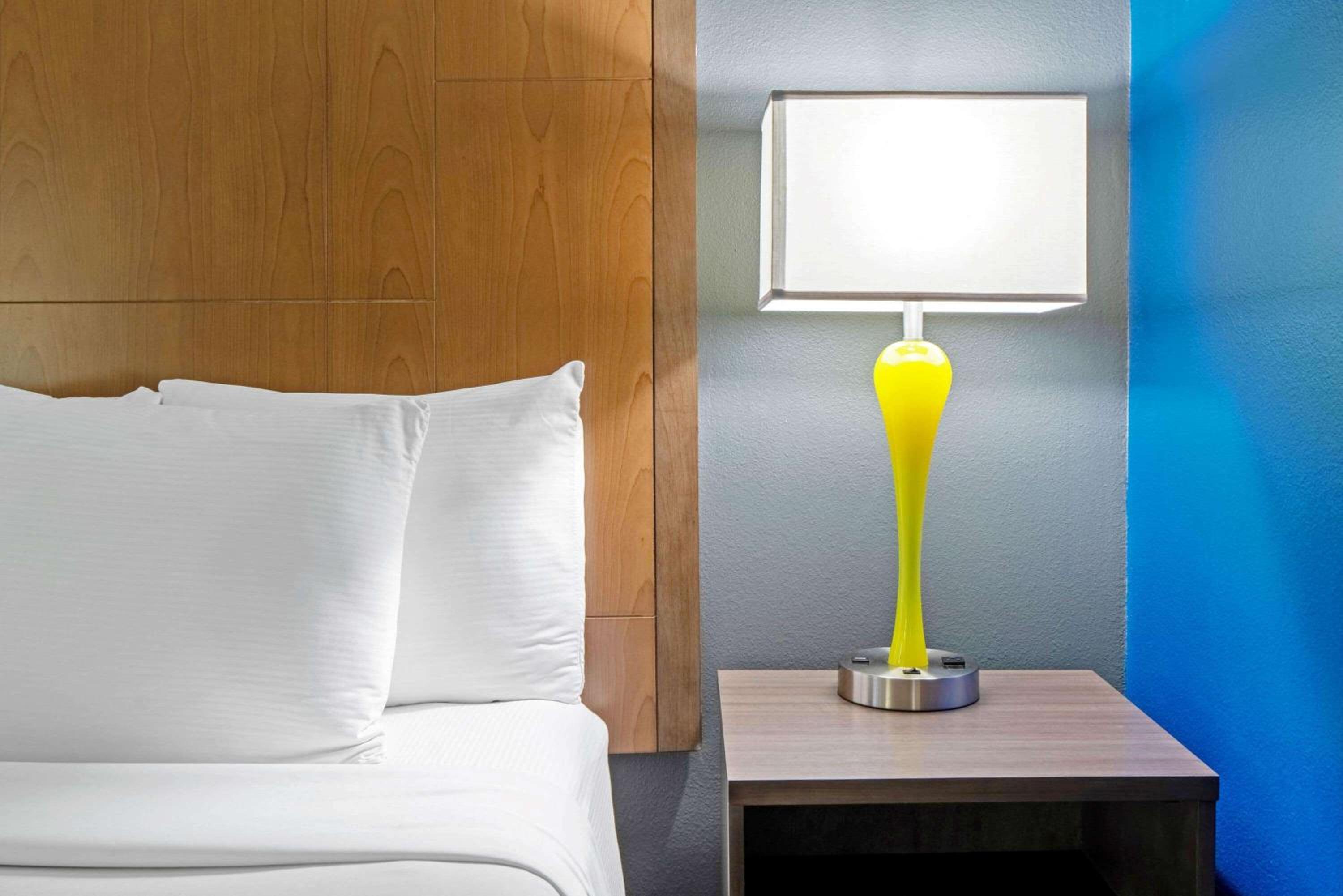 La Quinta Inn  Suites by Wyndham Mercedes Outlet Mall - Property Image 5