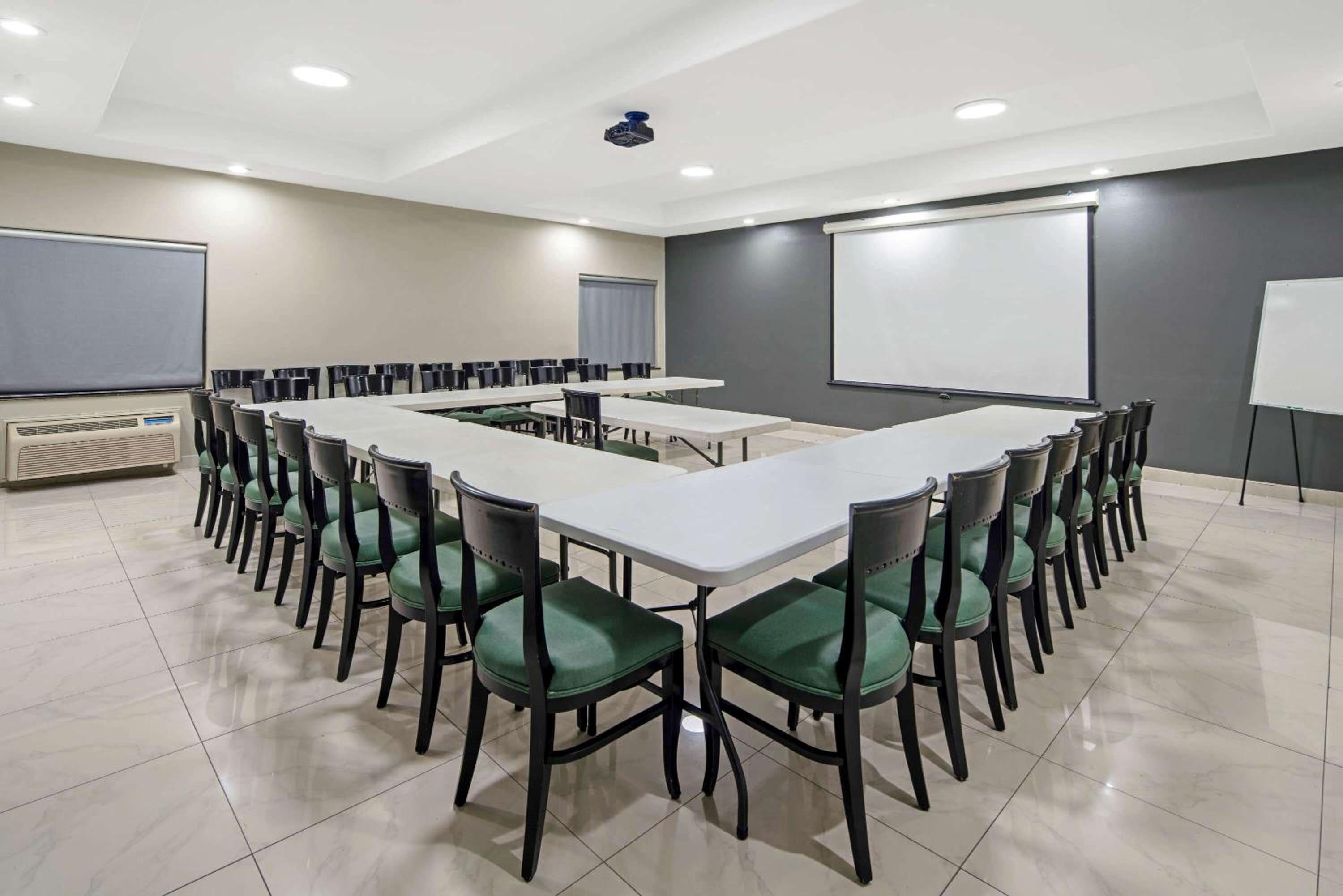 La Quinta Inn  Suites by Wyndham Mercedes Outlet Mall - Property Image 11