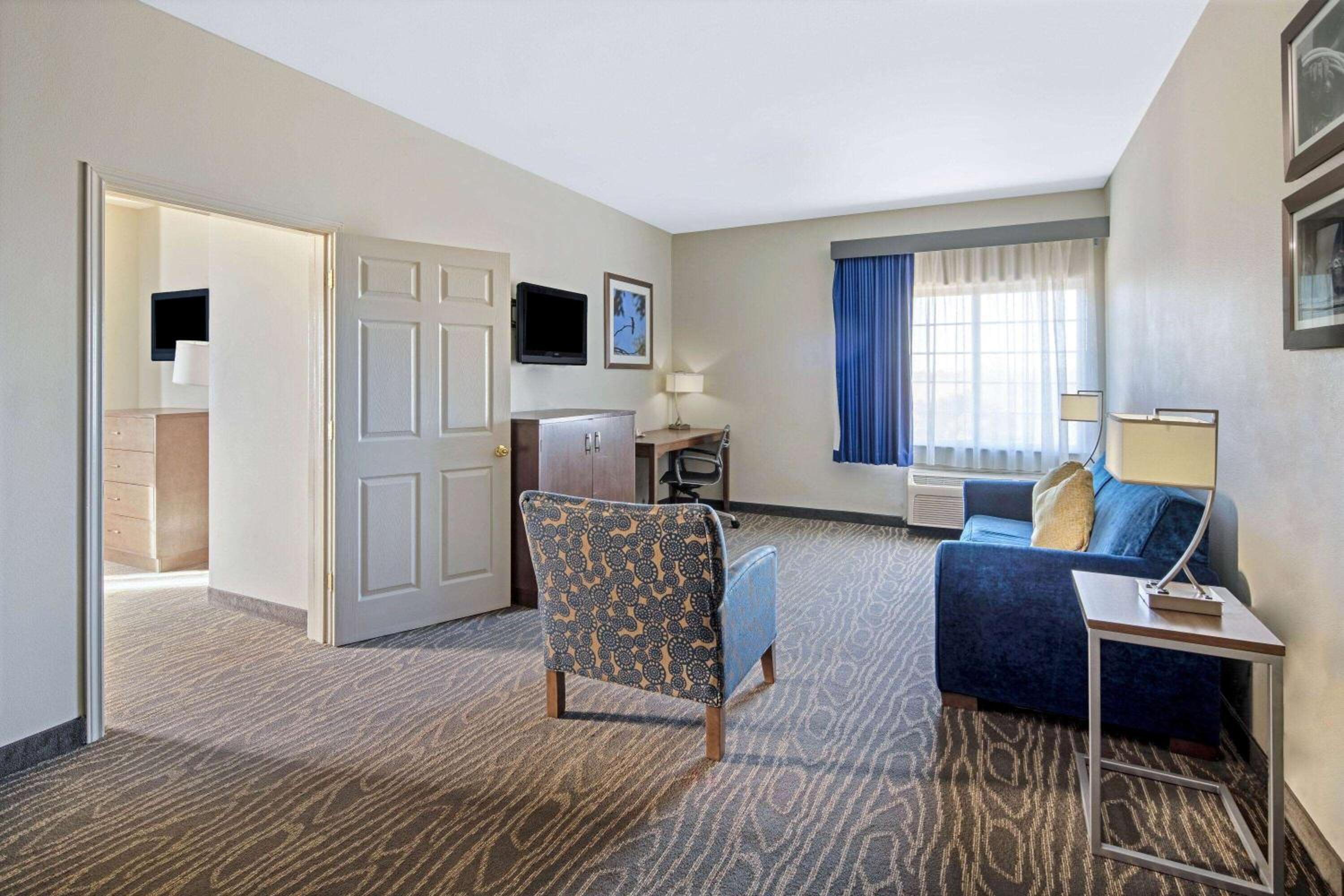 La Quinta Inn  Suites by Wyndham Mercedes Outlet Mall - Property Image 8