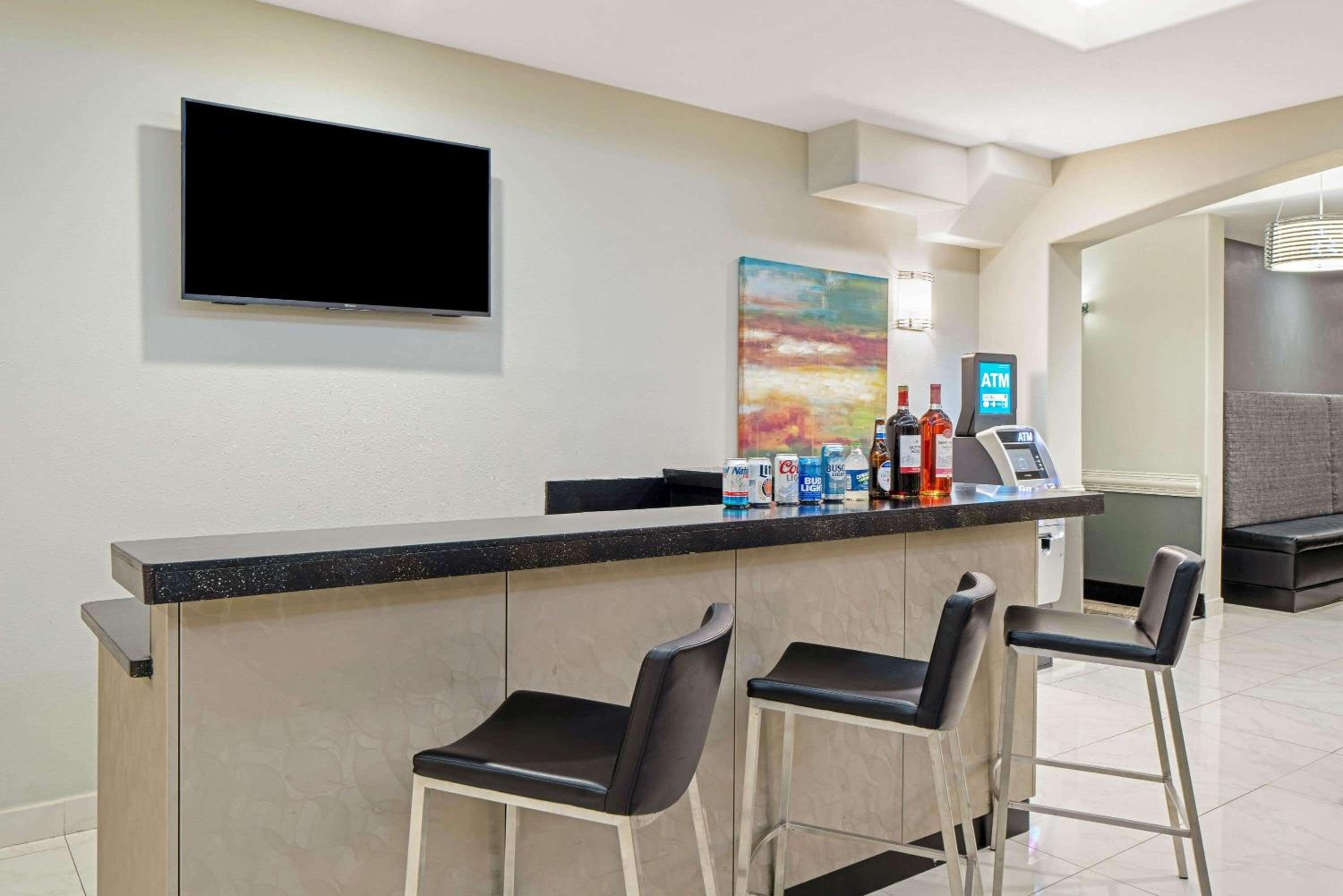 La Quinta Inn  Suites by Wyndham Mercedes Outlet Mall - Property Image 1
