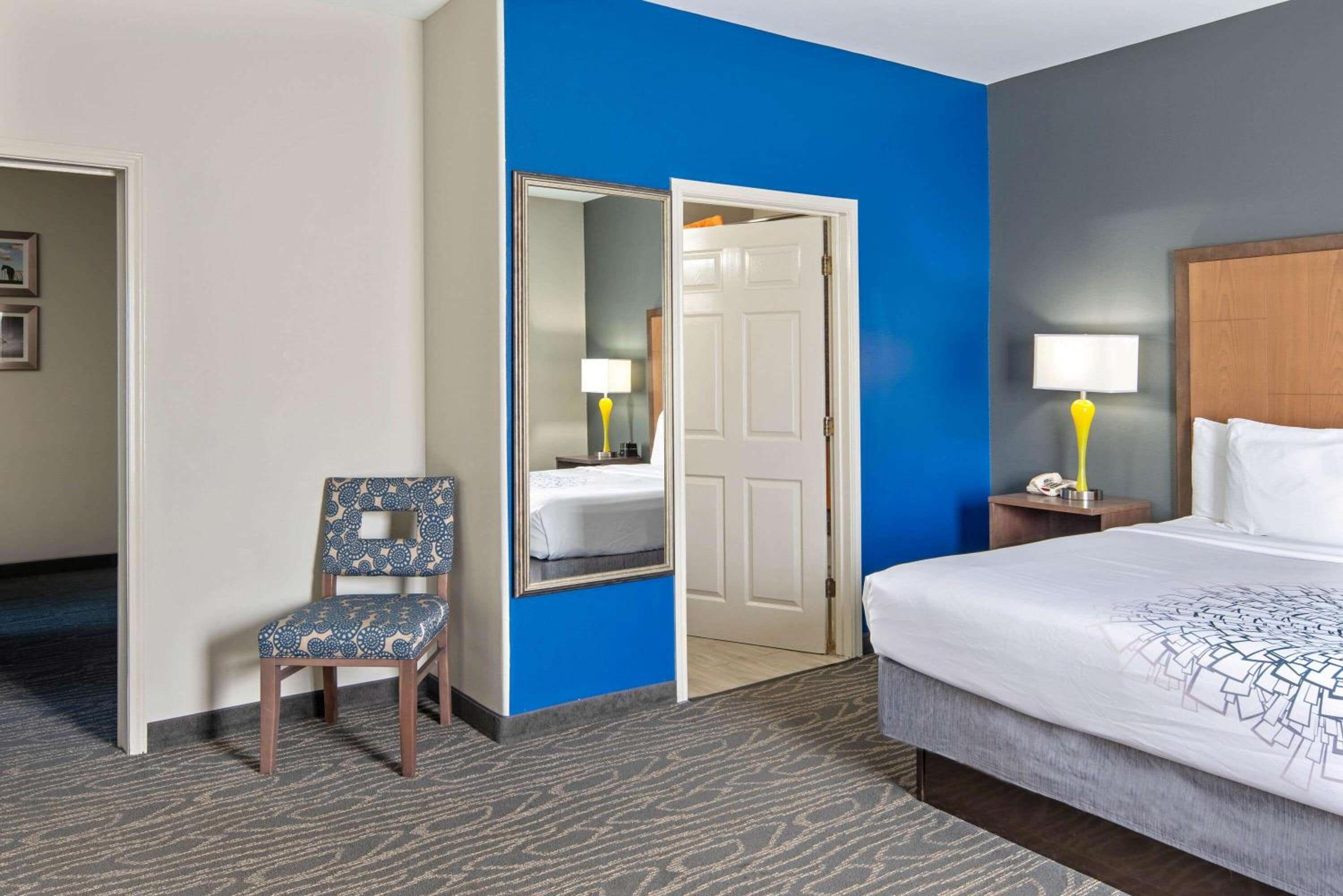 La Quinta Inn  Suites by Wyndham Mercedes Outlet Mall - Property Image 9