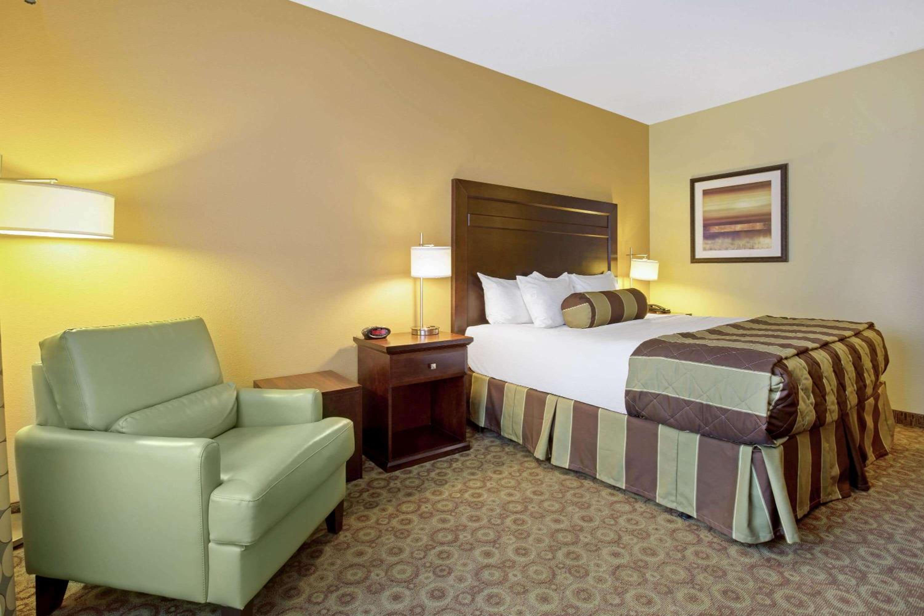 Dickinson Vacations - La Quinta by Wyndham Dickinson - Property Image 4