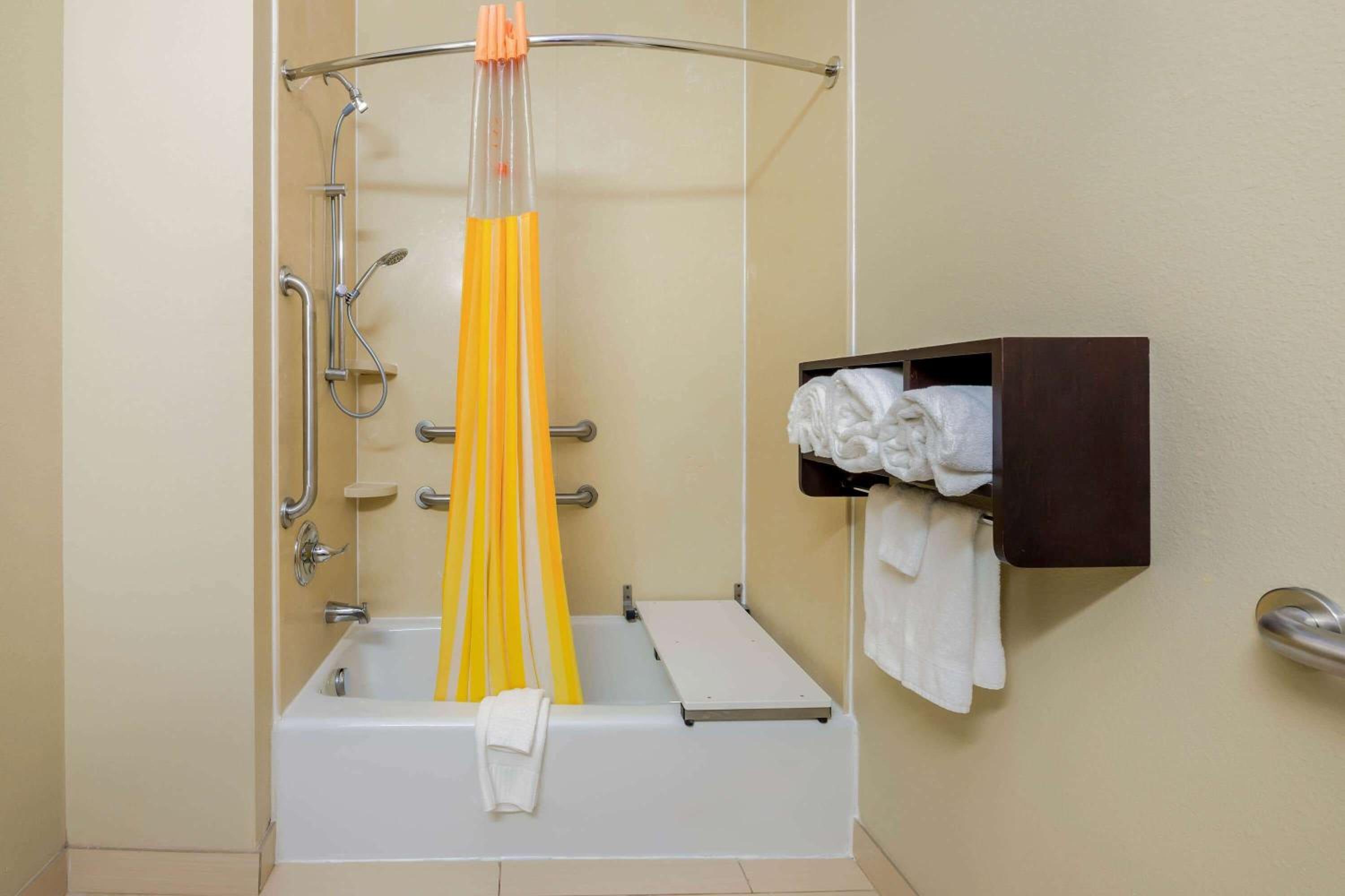 Marshall Vacations - La Quinta by Wyndham Marshall - Property Image 2