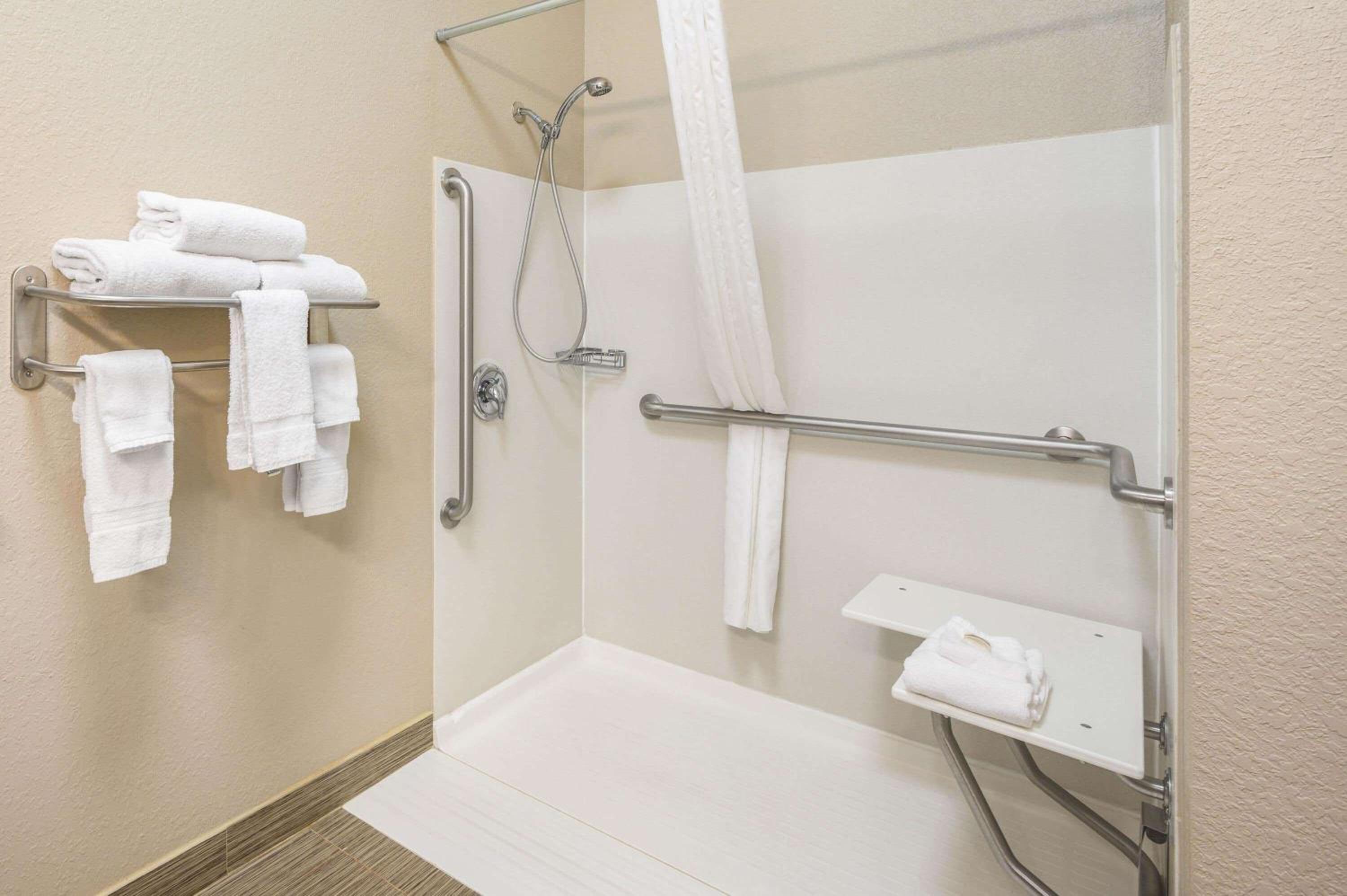 La Quinta Inn & Suites Casino and Bar by Wyndham Glendive