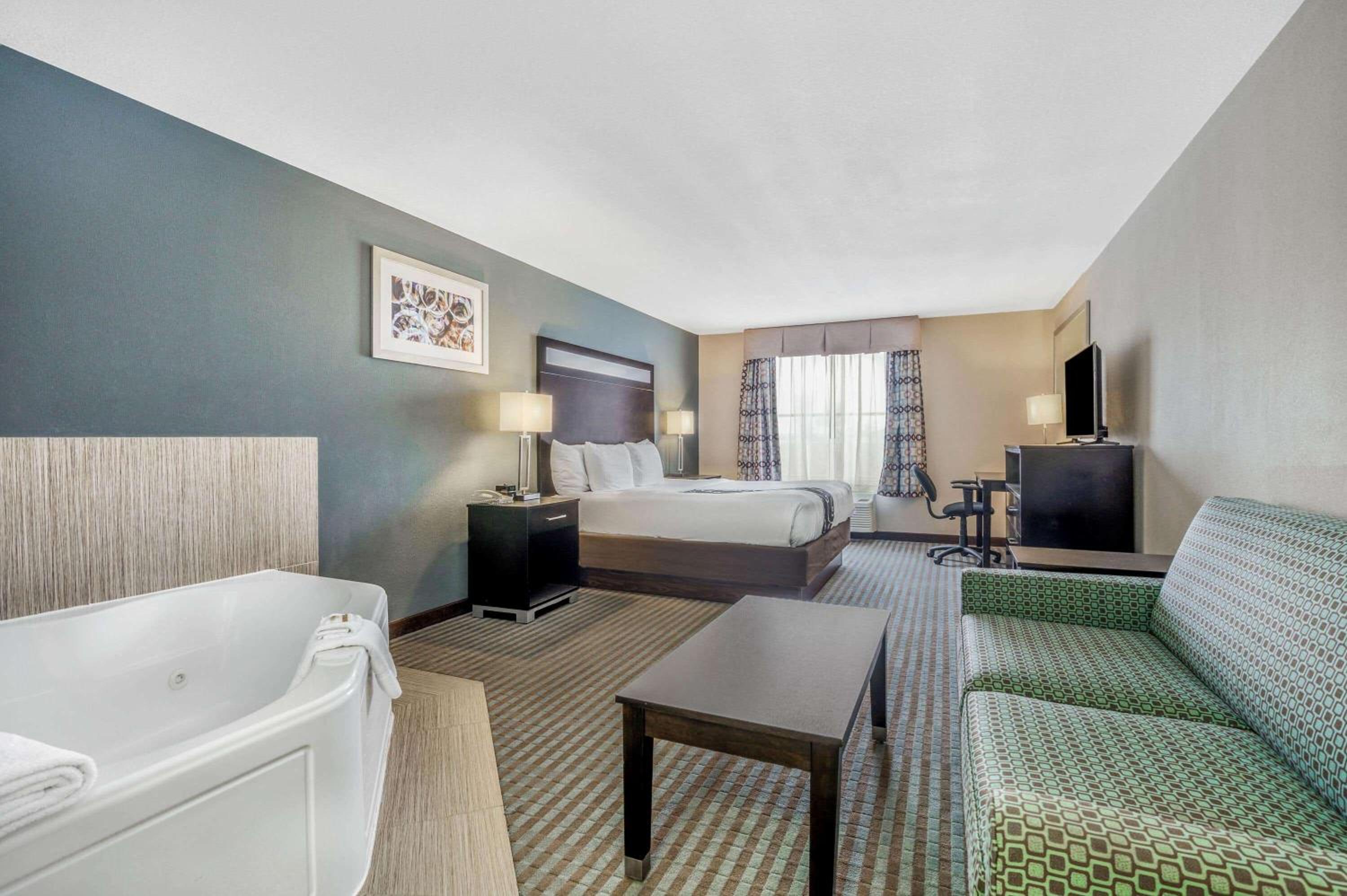 La Quinta Inn & Suites Casino and Bar by Wyndham Glendive