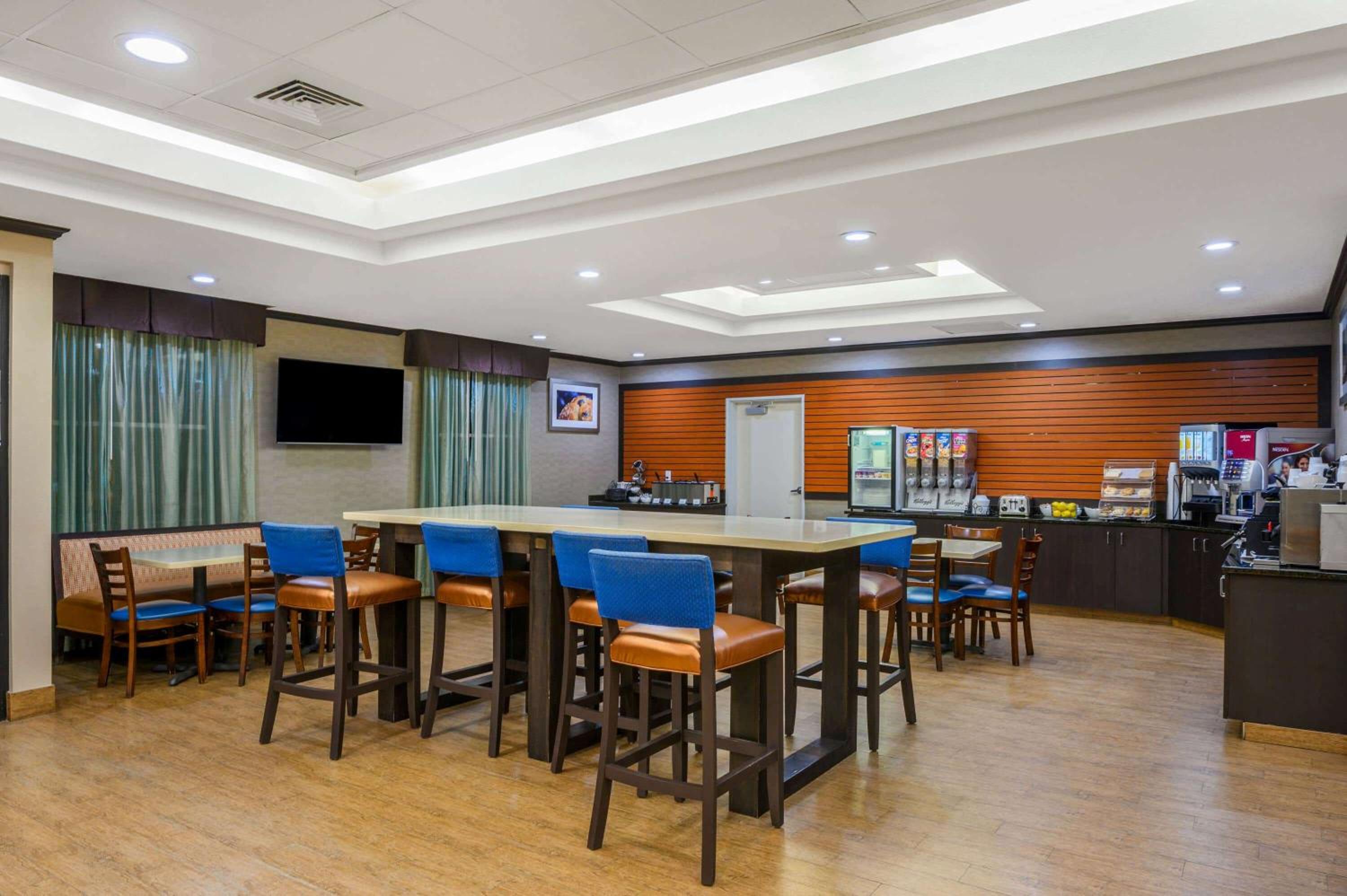 La Quinta Inn & Suites Casino and Bar by Wyndham Glendive