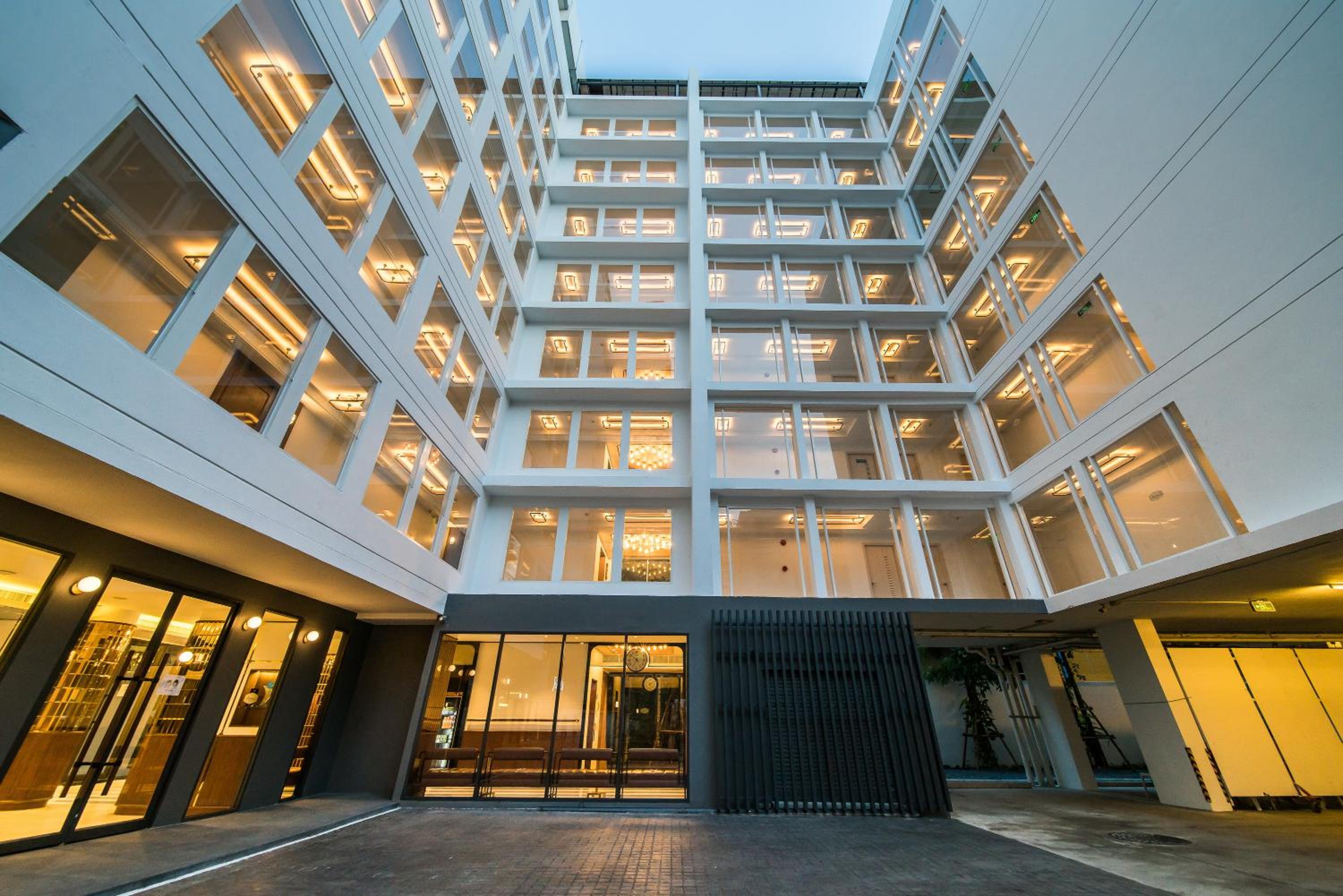 Hotel Amber Sukhumvit 85 - Image 1