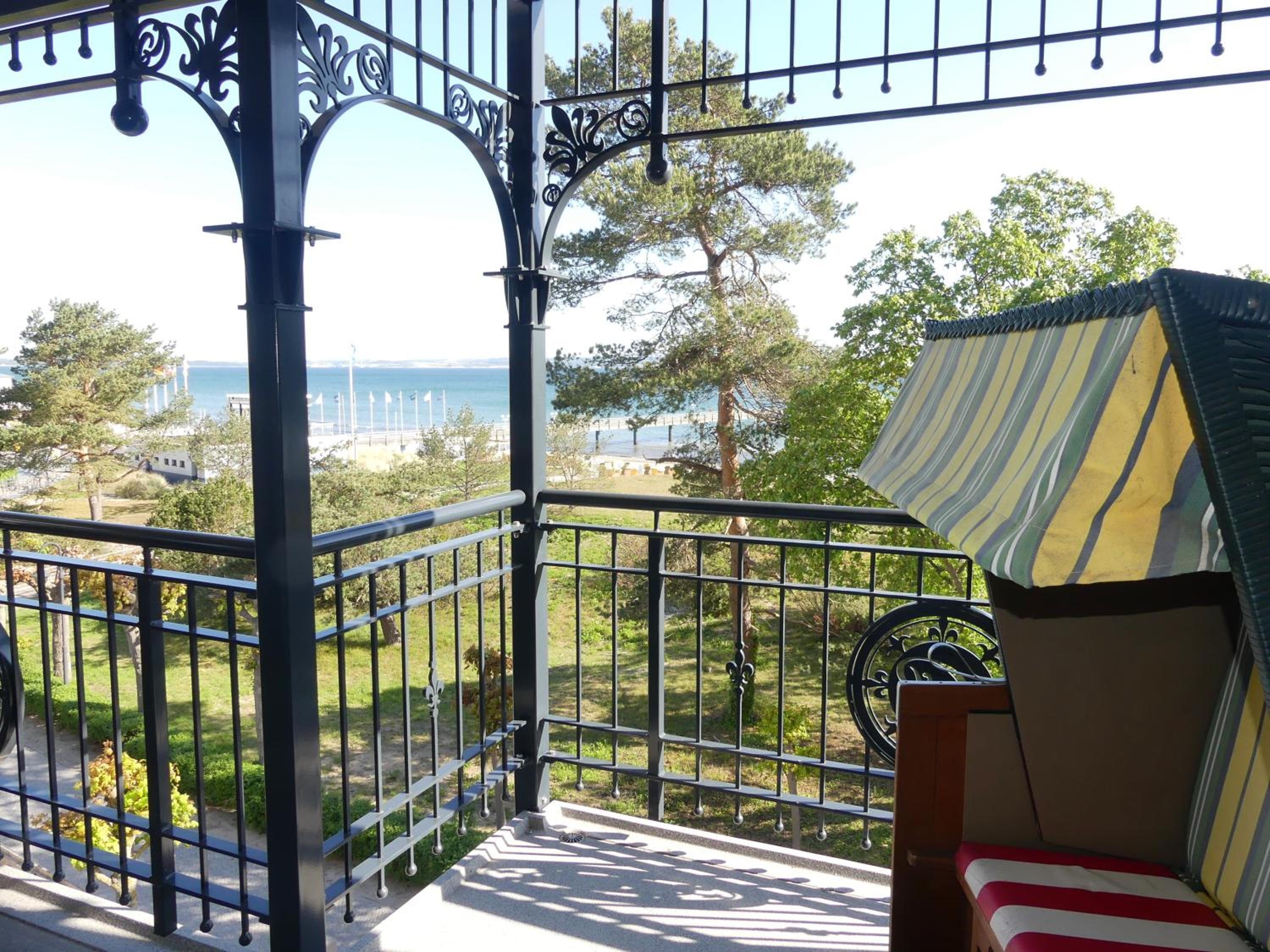 Villa Strandblick in Binz, FeWo direkt am Strand mit Balkon und seitlichem Meerblick