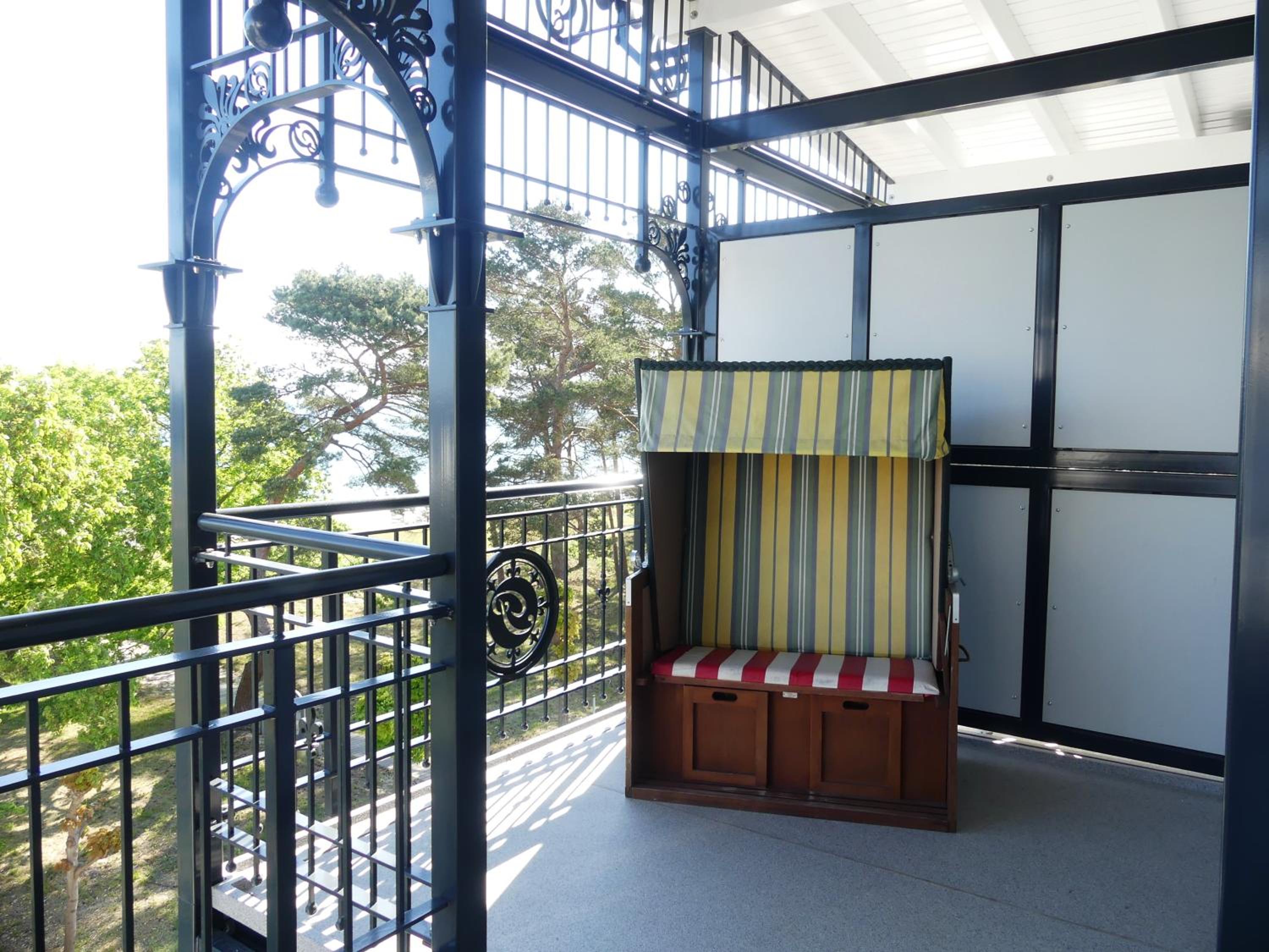 Villa Strandblick in Binz, FeWo direkt am Strand mit Balkon und seitlichem Meerblick