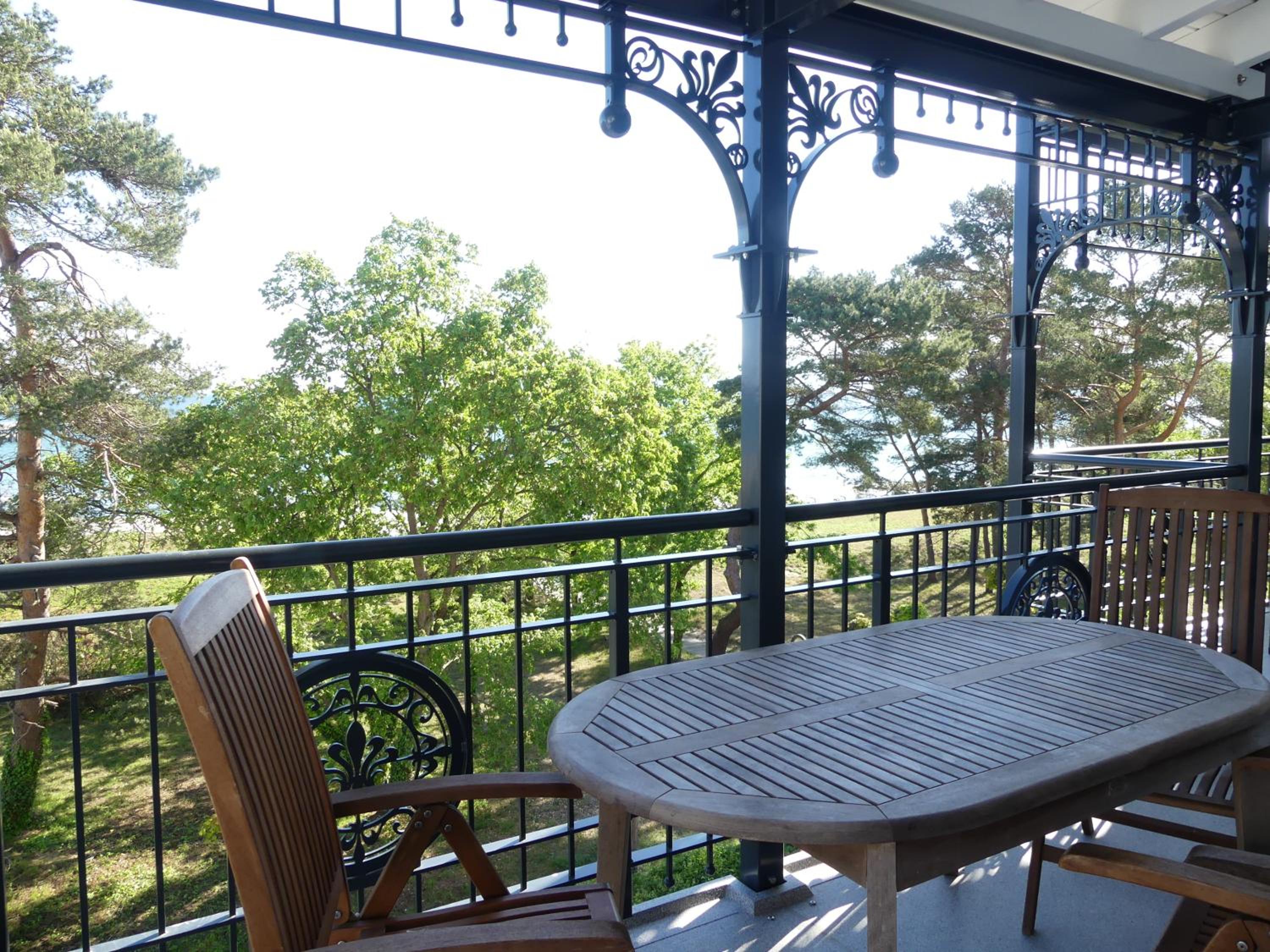 Villa Strandblick in Binz, FeWo direkt am Strand mit Balkon und seitlichem Meerblick