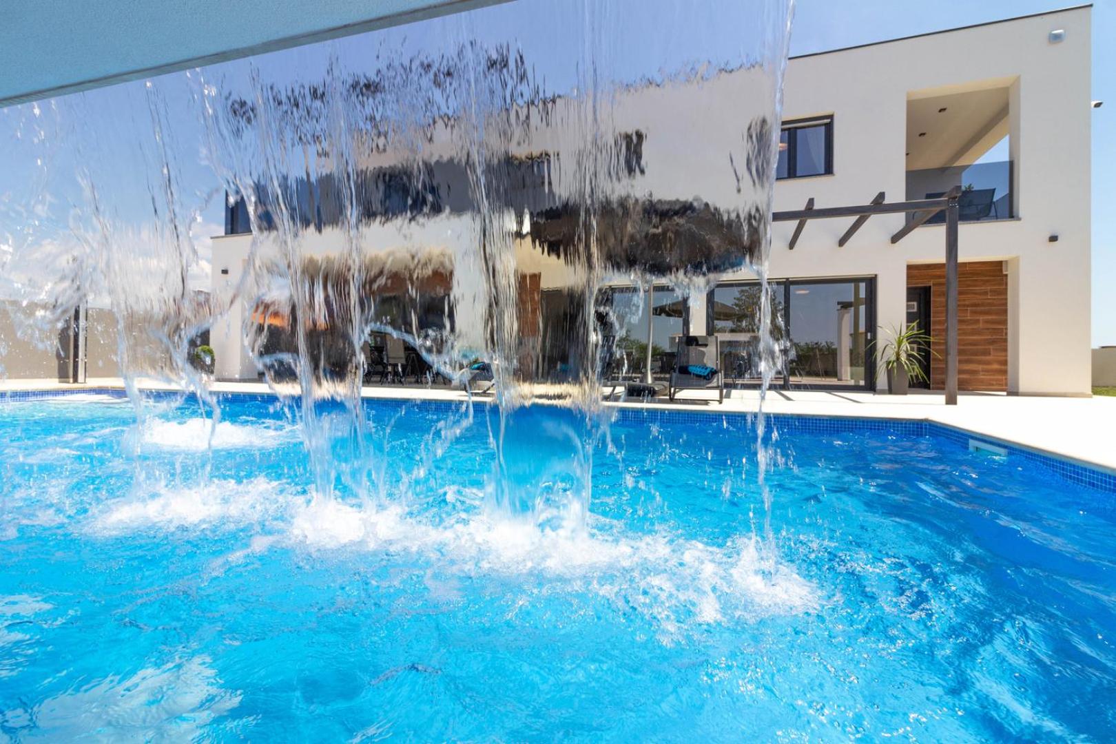 Luxury Villa with extra heated pool with hydromassage, biliard near town center and beach by WiiBuk view 3