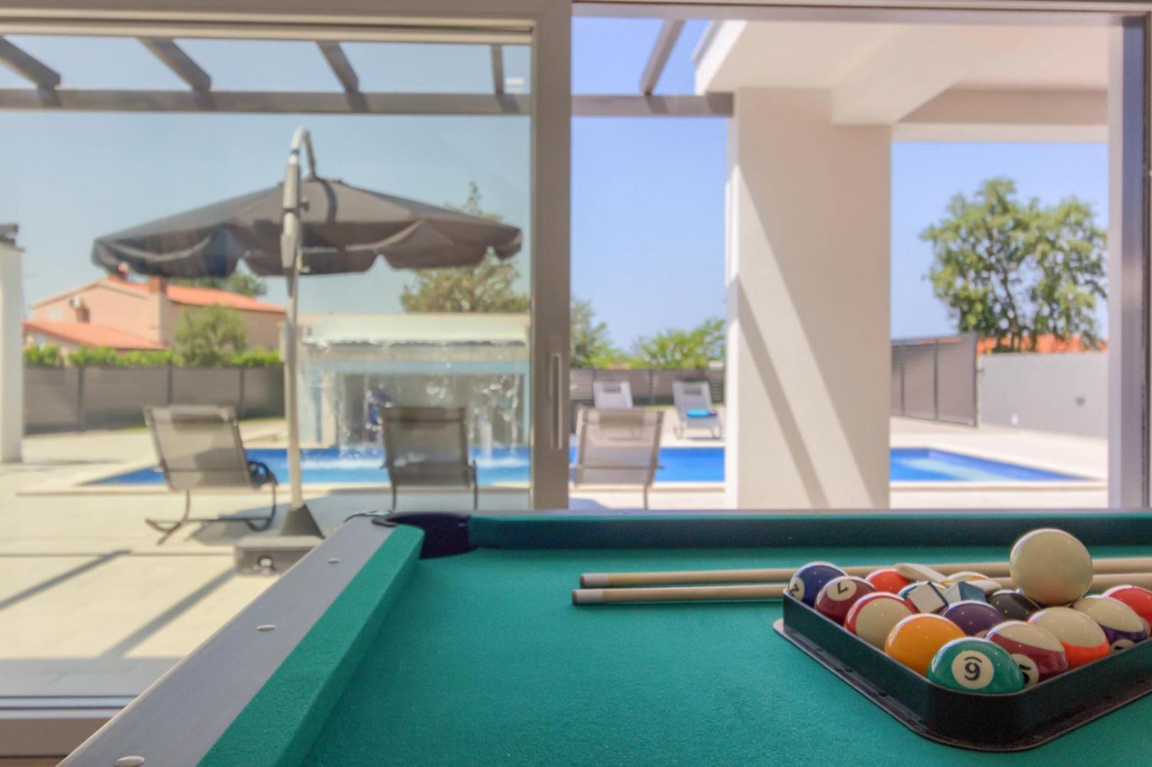 Luxury Villa with extra heated pool with hydromassage, biliard near town center and beach by WiiBuk view 4