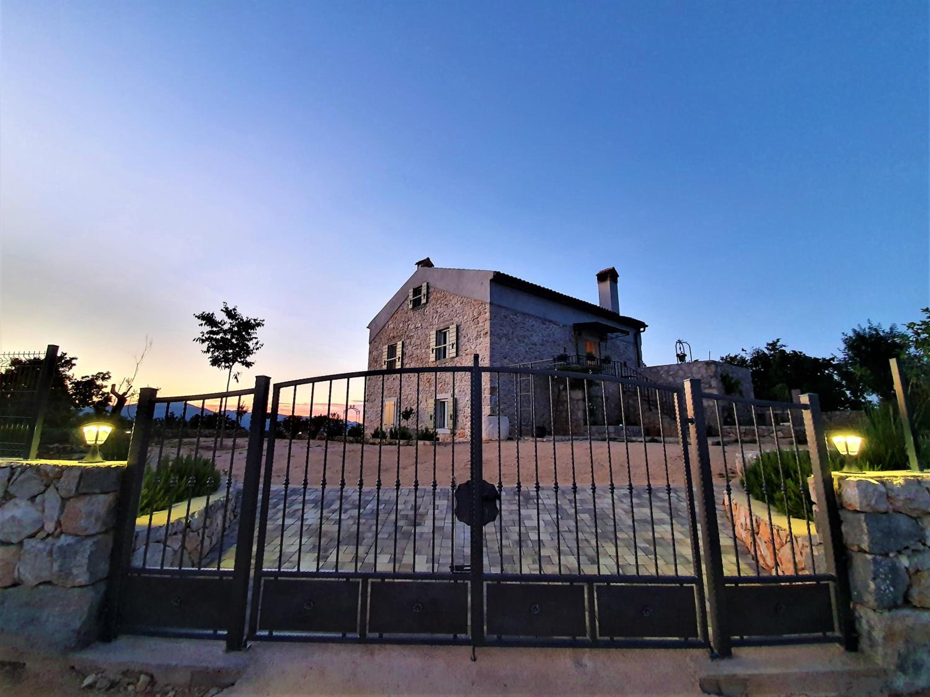Stone House Rosuja view 2
