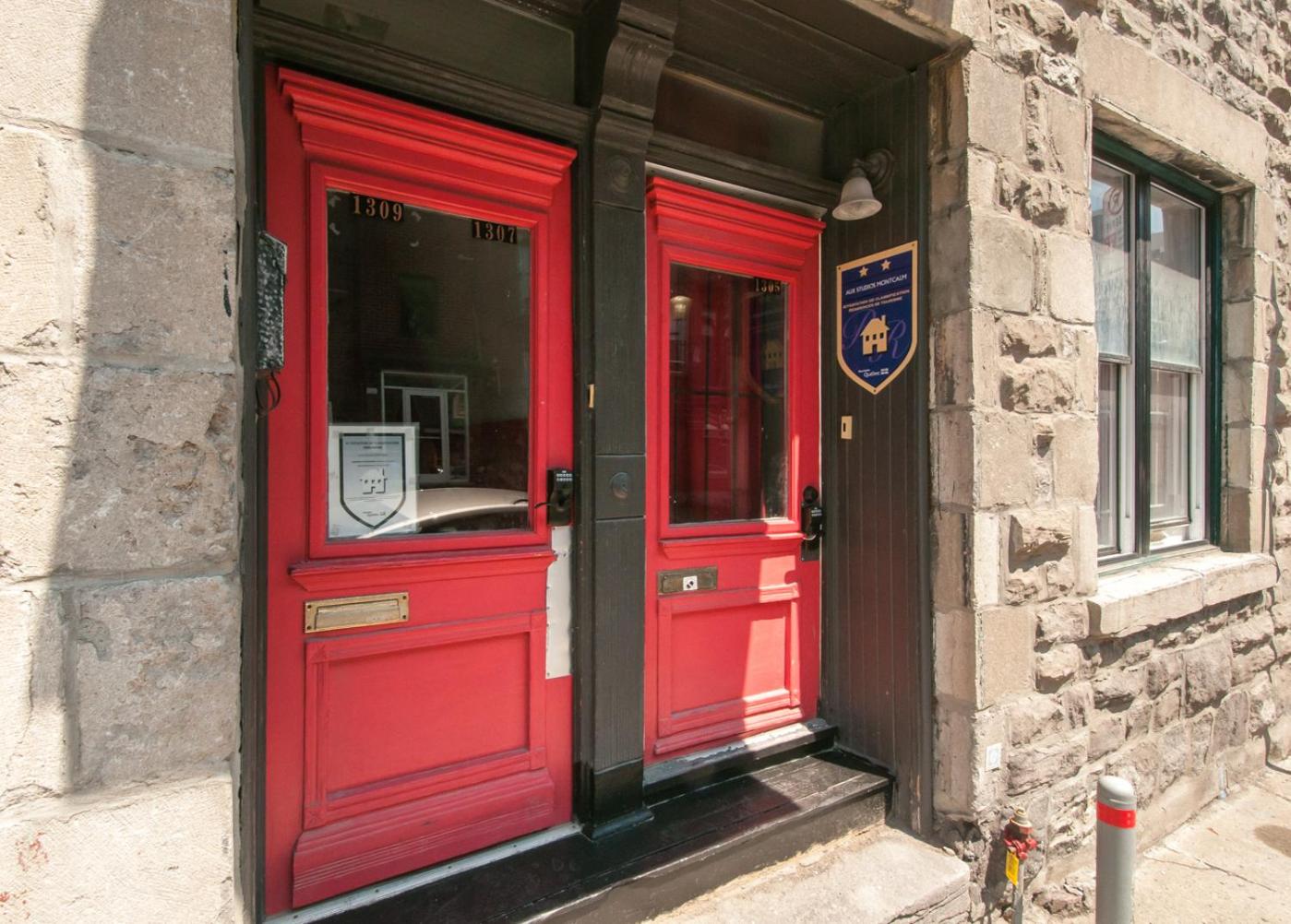 100 METERS to METRO BEAUDRY - FULL APARTMENTS - 1 minute walk to the FAMOUS ST CATHERINE STREET - FAST WIFI - WASHER & DRYER ON SITE - Montcalm units